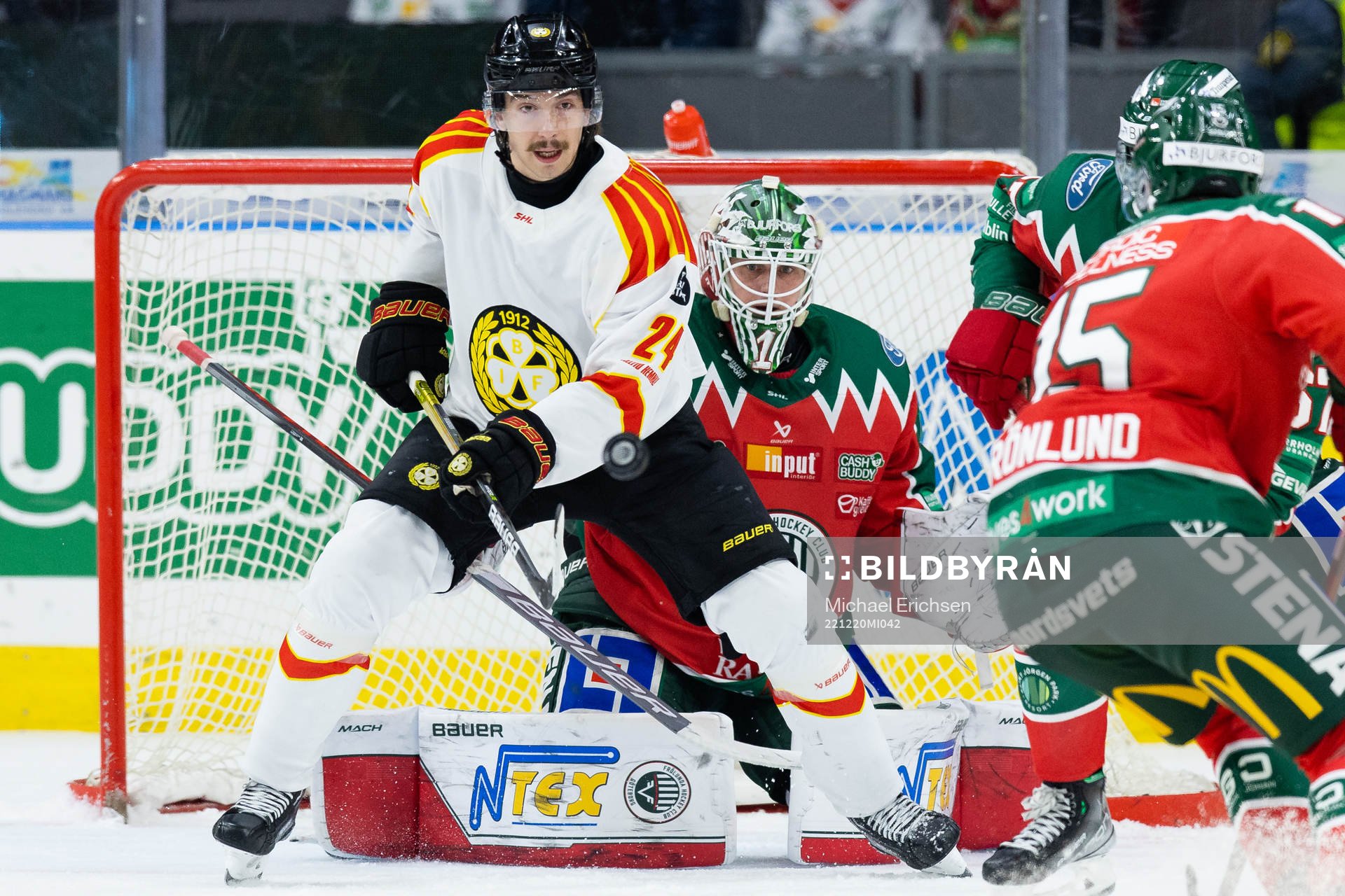 Brynäs Hannes Björninen oroar framför Frölundas