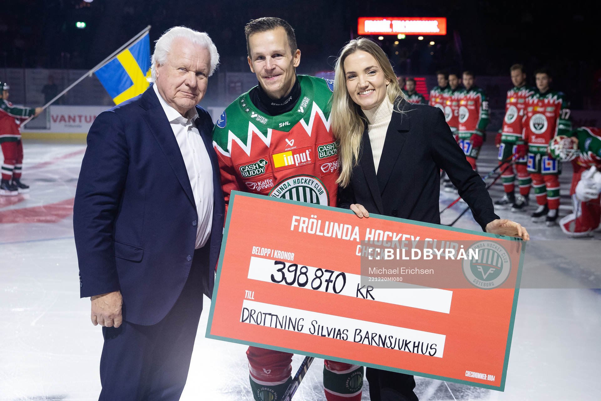 Frölundas ordförande Mats Grauers och Max Friberg delar