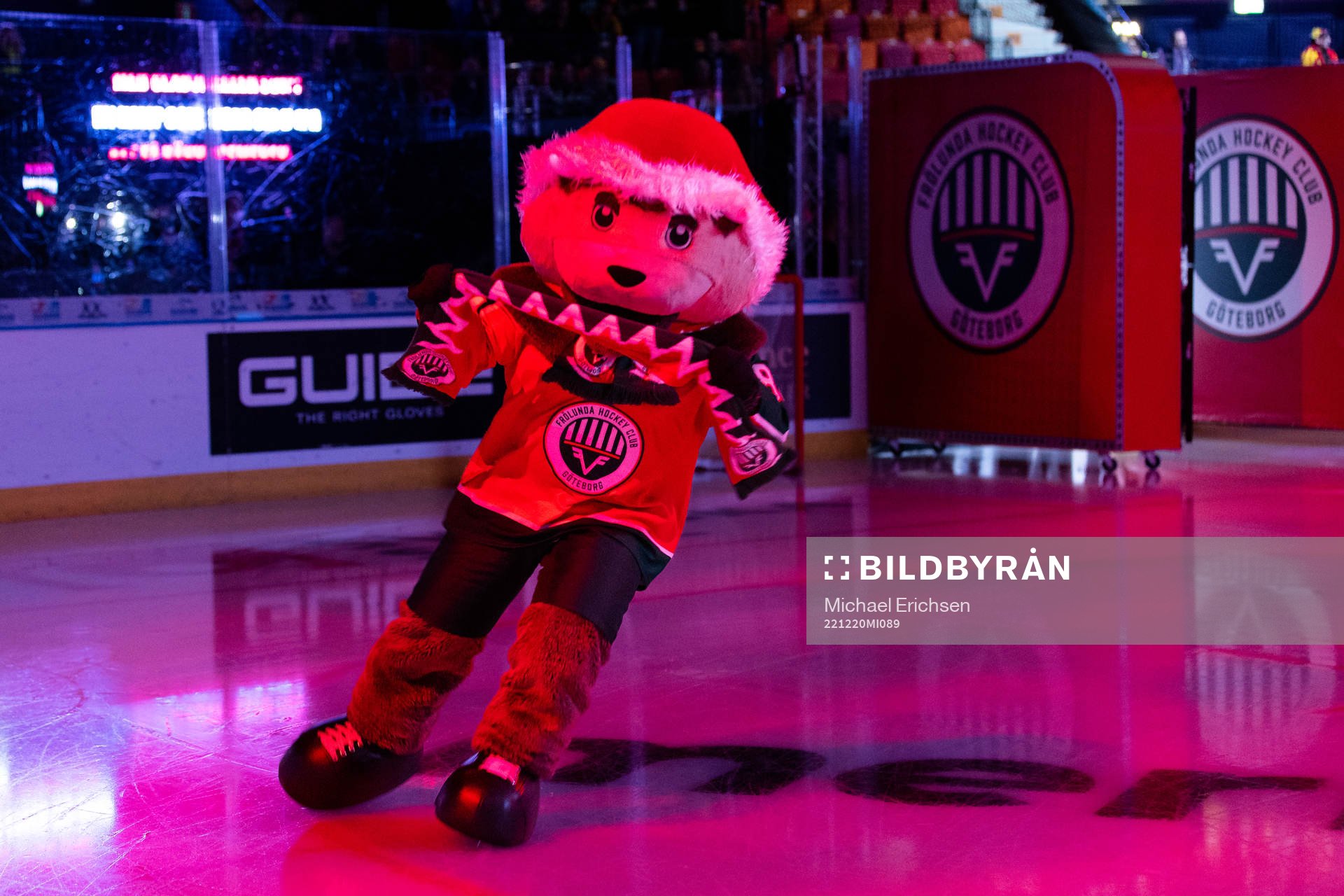 Frölundas maskot Frölle innan ishockeymatchen i SHL