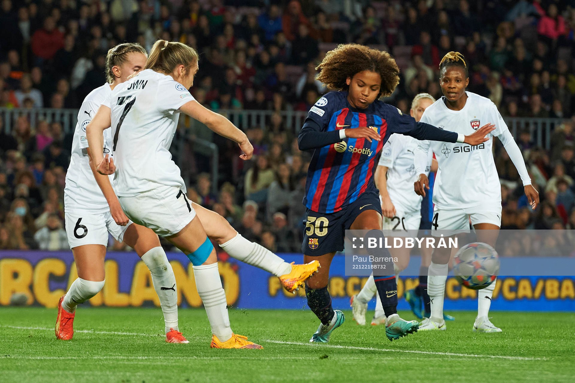 Fiona Brown of FC Rosengård and Victoria Lopez of FC Barcelona during the UEFA Women's Champions League football match between Barcelona and FC Rosengård on December 21, 2022 in Barcelona.
