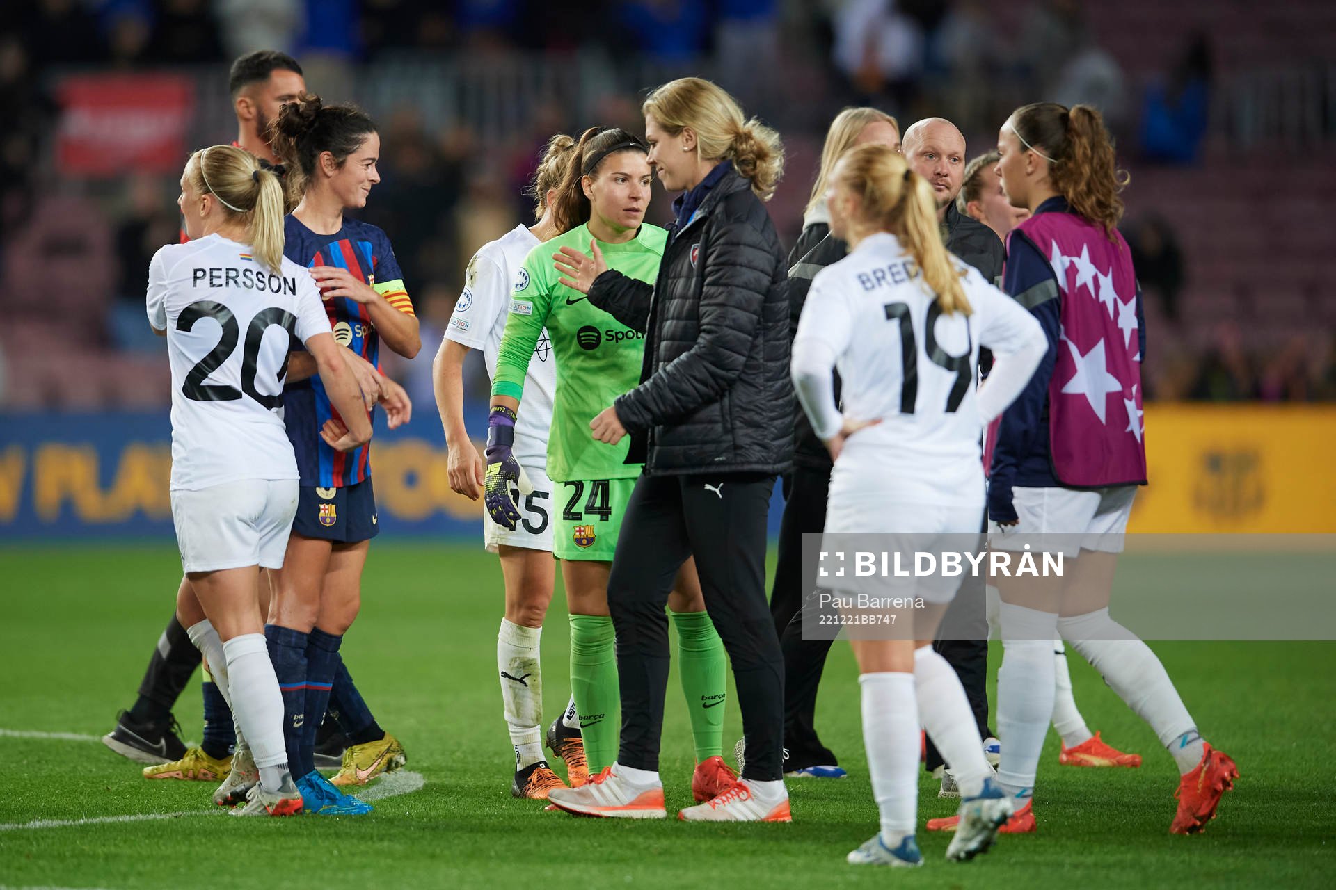 Players of FC Rosengård and Marta Torrejon of FC Barcelona