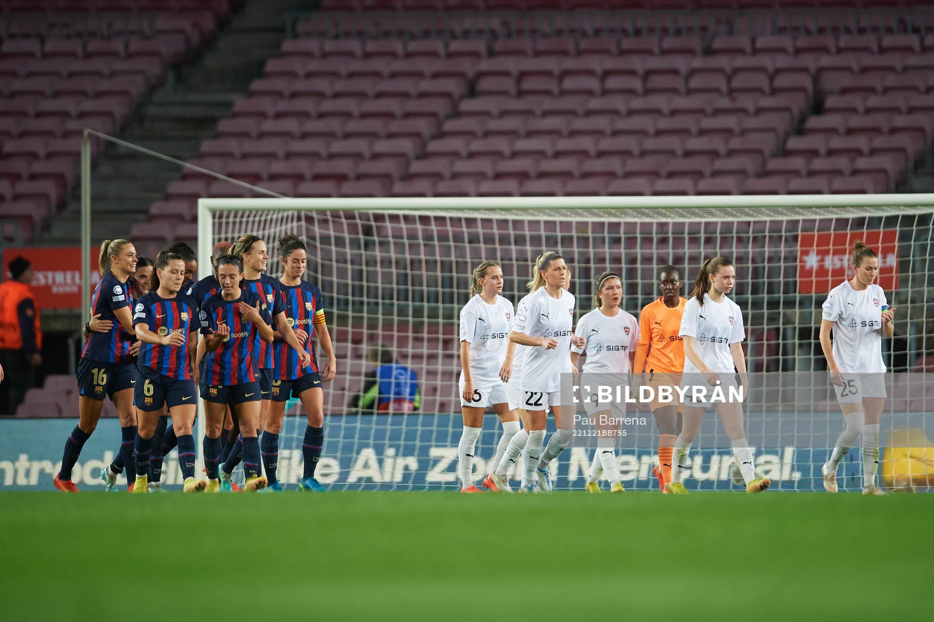 Players of FC Rosengård and FC Barcelona