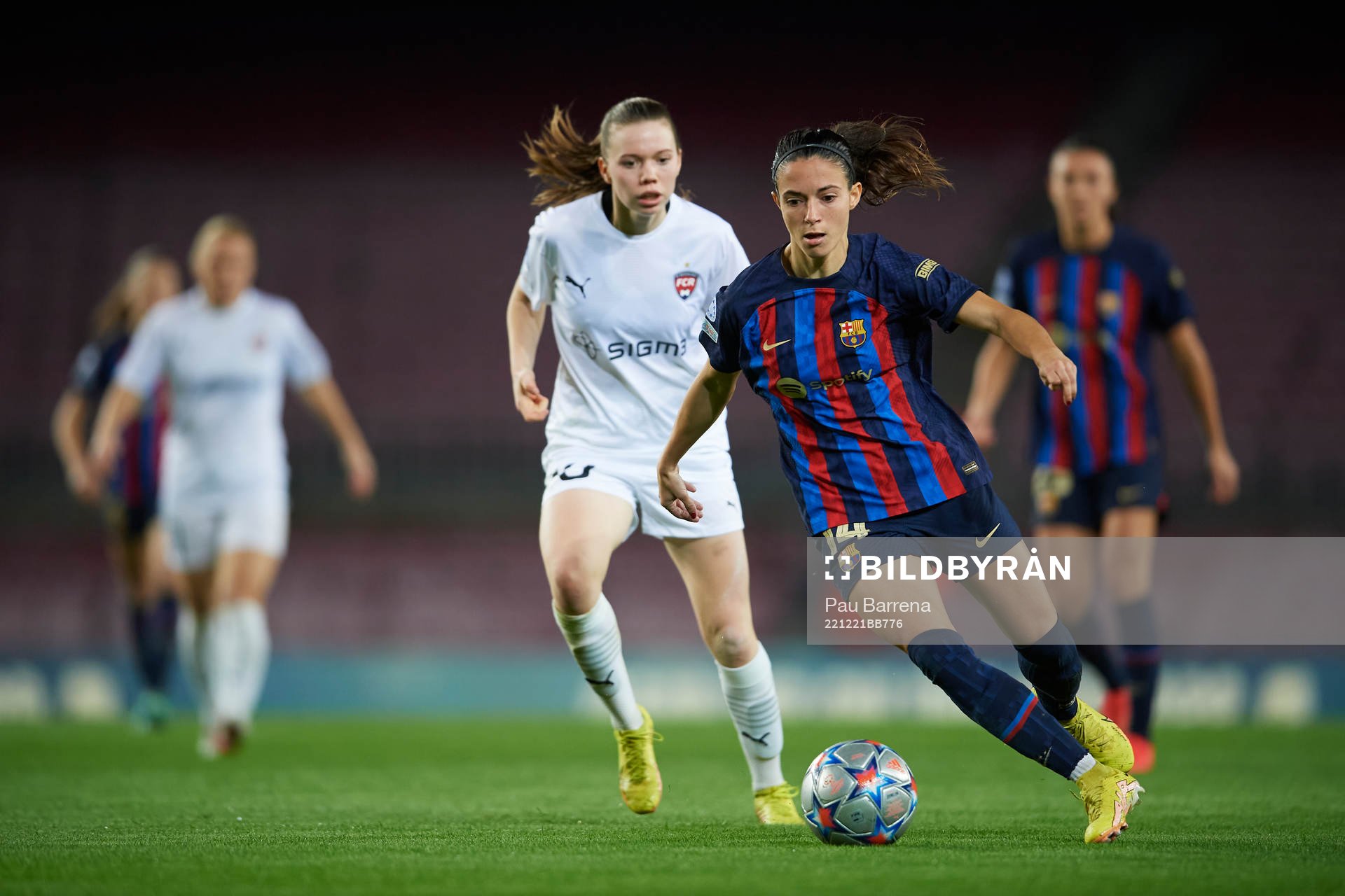 Aitana Bonmati of FC Barcelona and Bea Sprung of FC