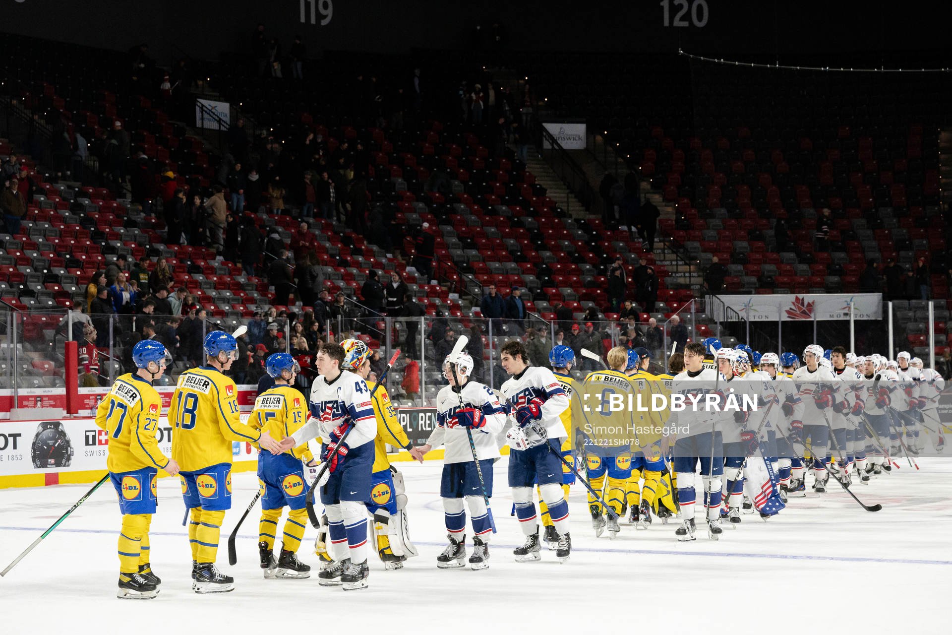 Players of Sweden and USA