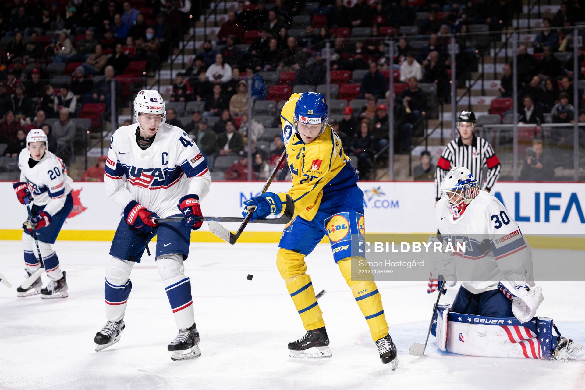 Milton Oscarson of Sweden against Luke Hughes and