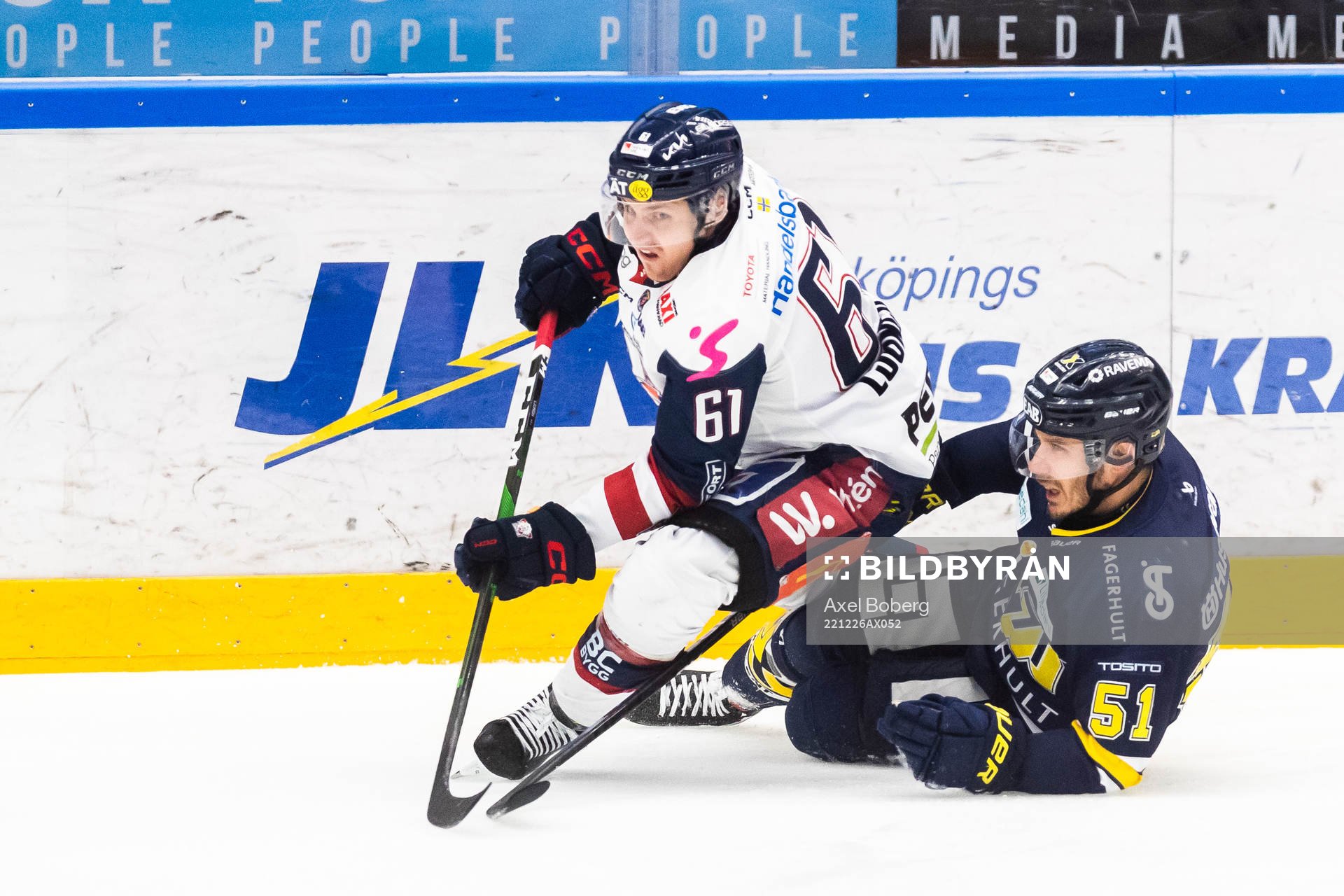 Linköpings Markus Ljungh och HV71s Andy Miele