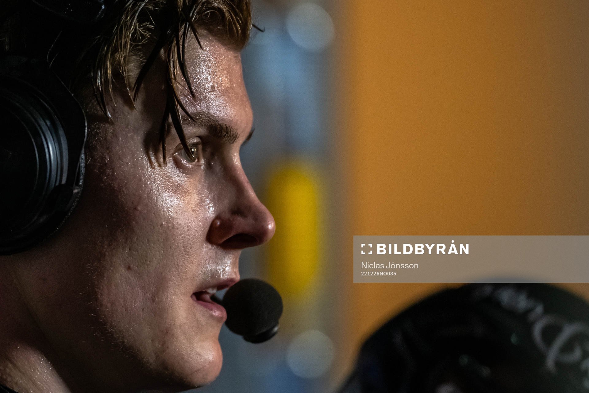 Malmö Redhawks Fredrik Händemark blir intervjuad