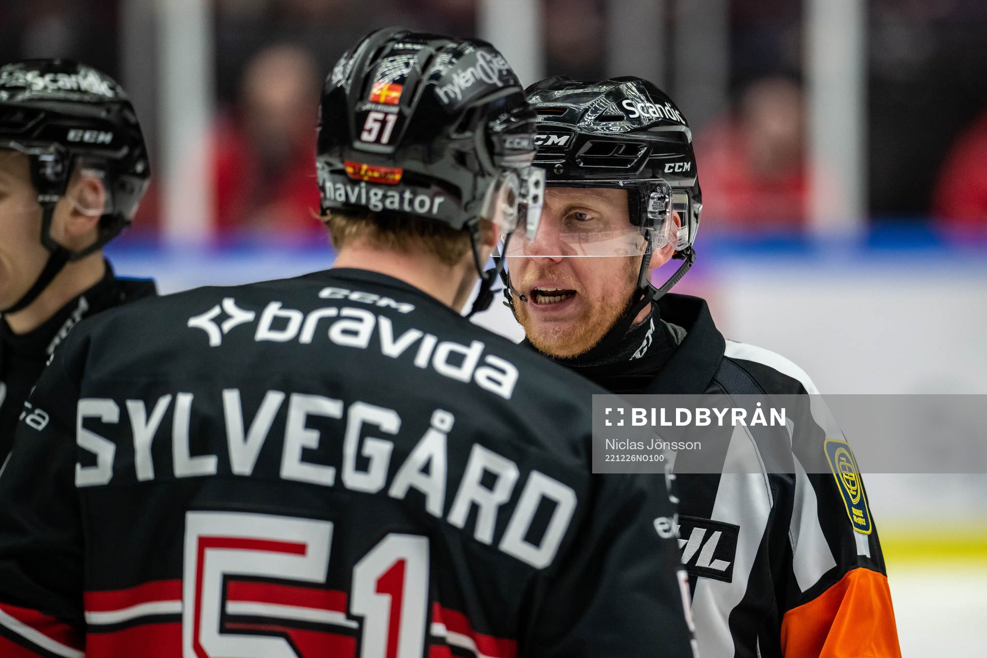 Malmö Redhawks Emil Sylvegård i samspråk med Domare