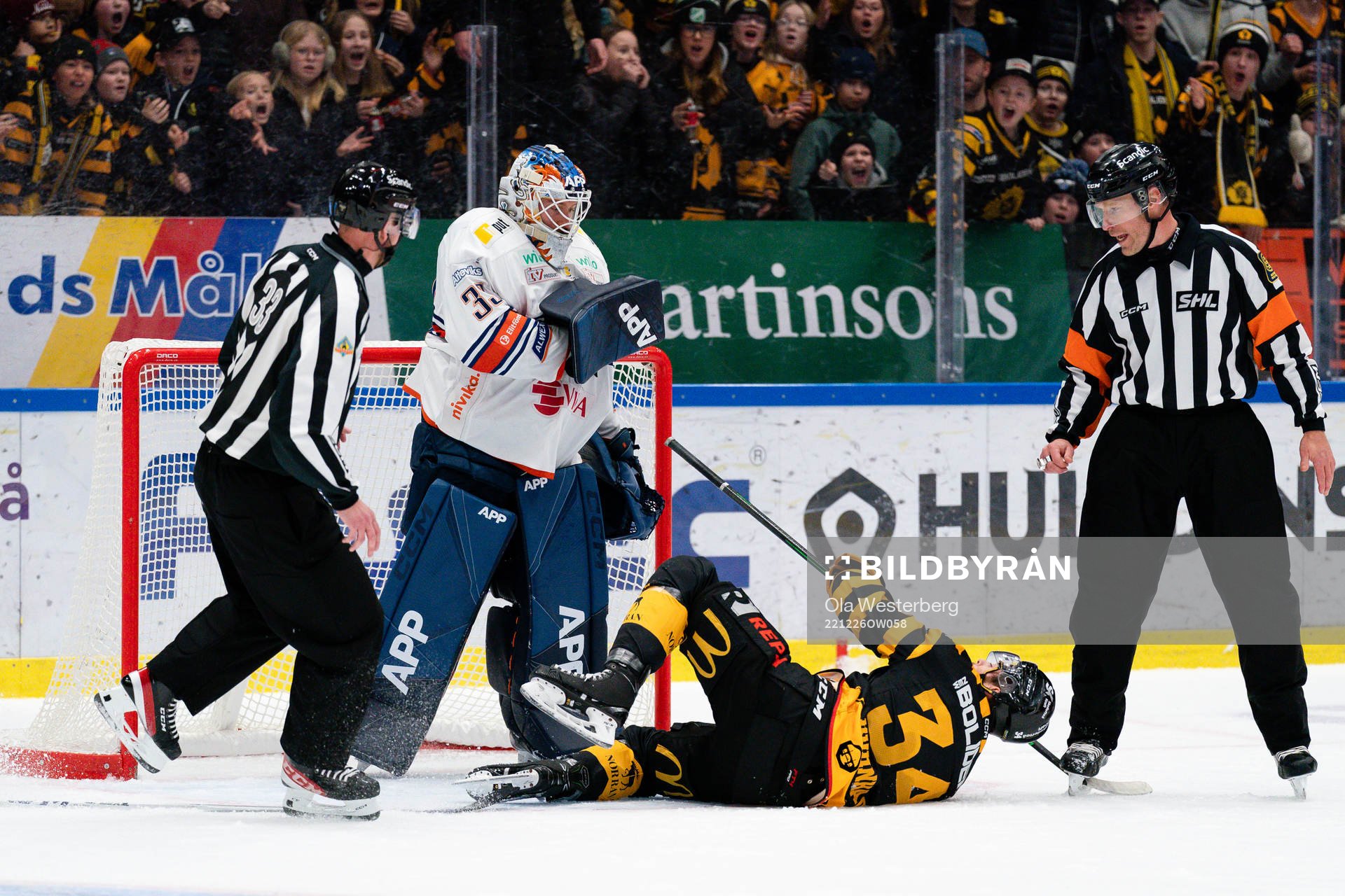 Växjös målvakt Emil Larmi och Skellefteås Tom Kühnhackl