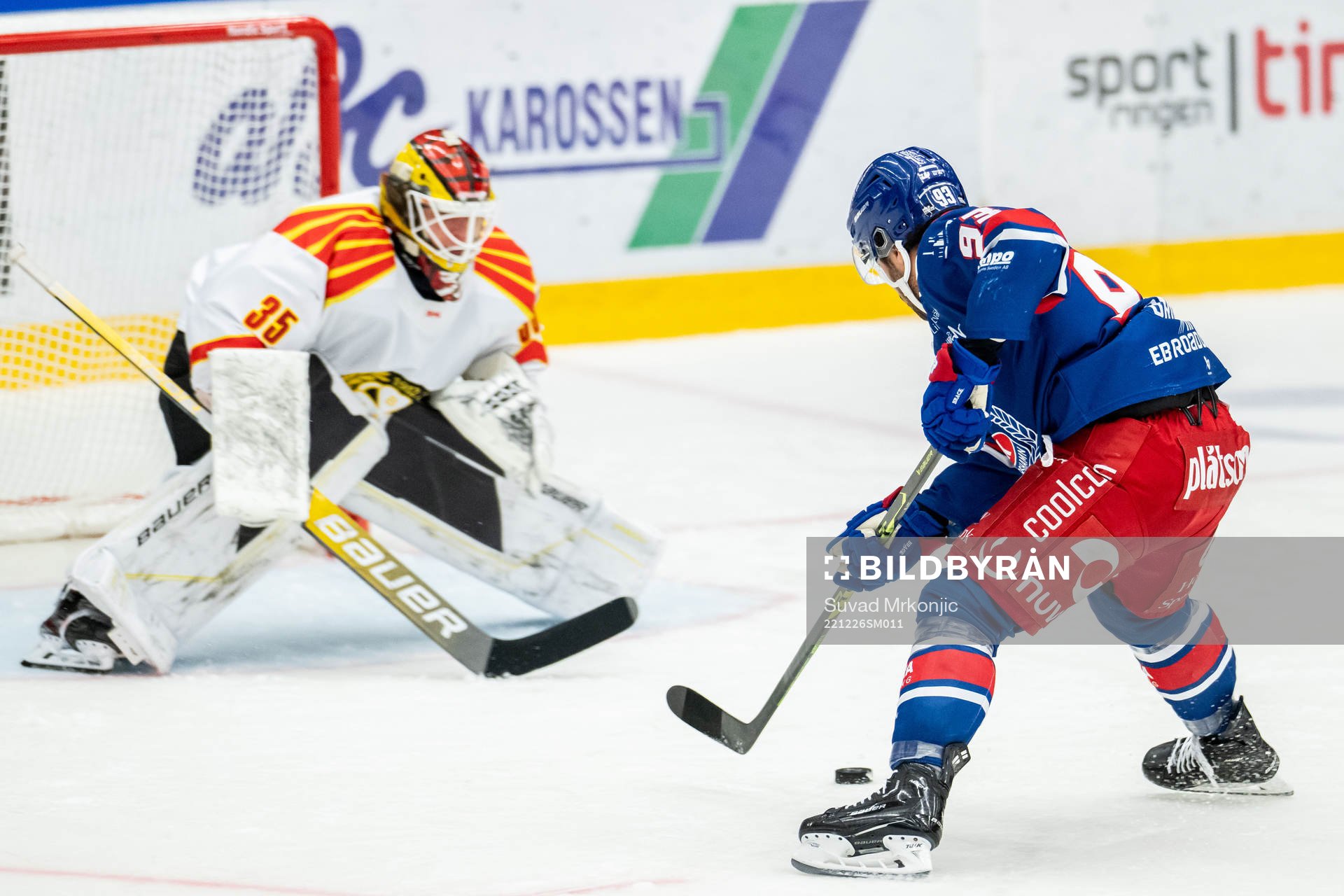 Oskarshamns Cameron Brace mot Brynäs målvakt Tomi Karhunen