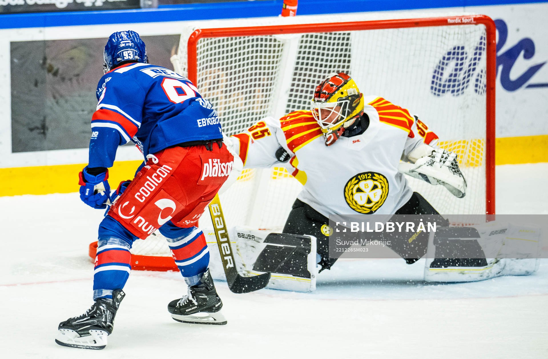 Oskarshamns Cameron Brace och Brynäs målvakt Tomi Karhunen