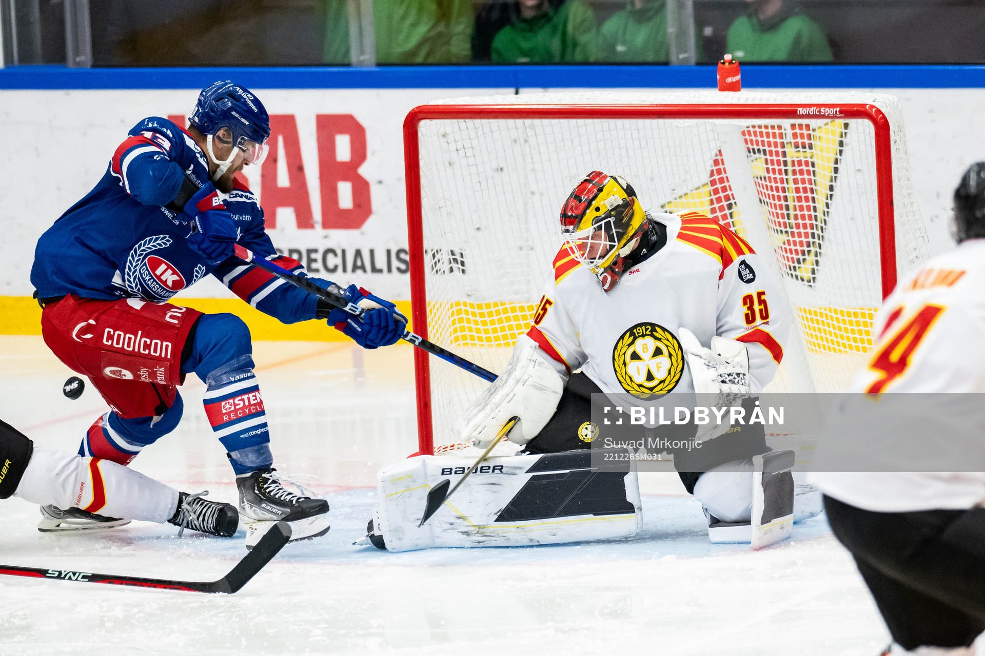 Oskarshamns Jiri Smejkal mot Brynäs målvakt Tomi Karhunen