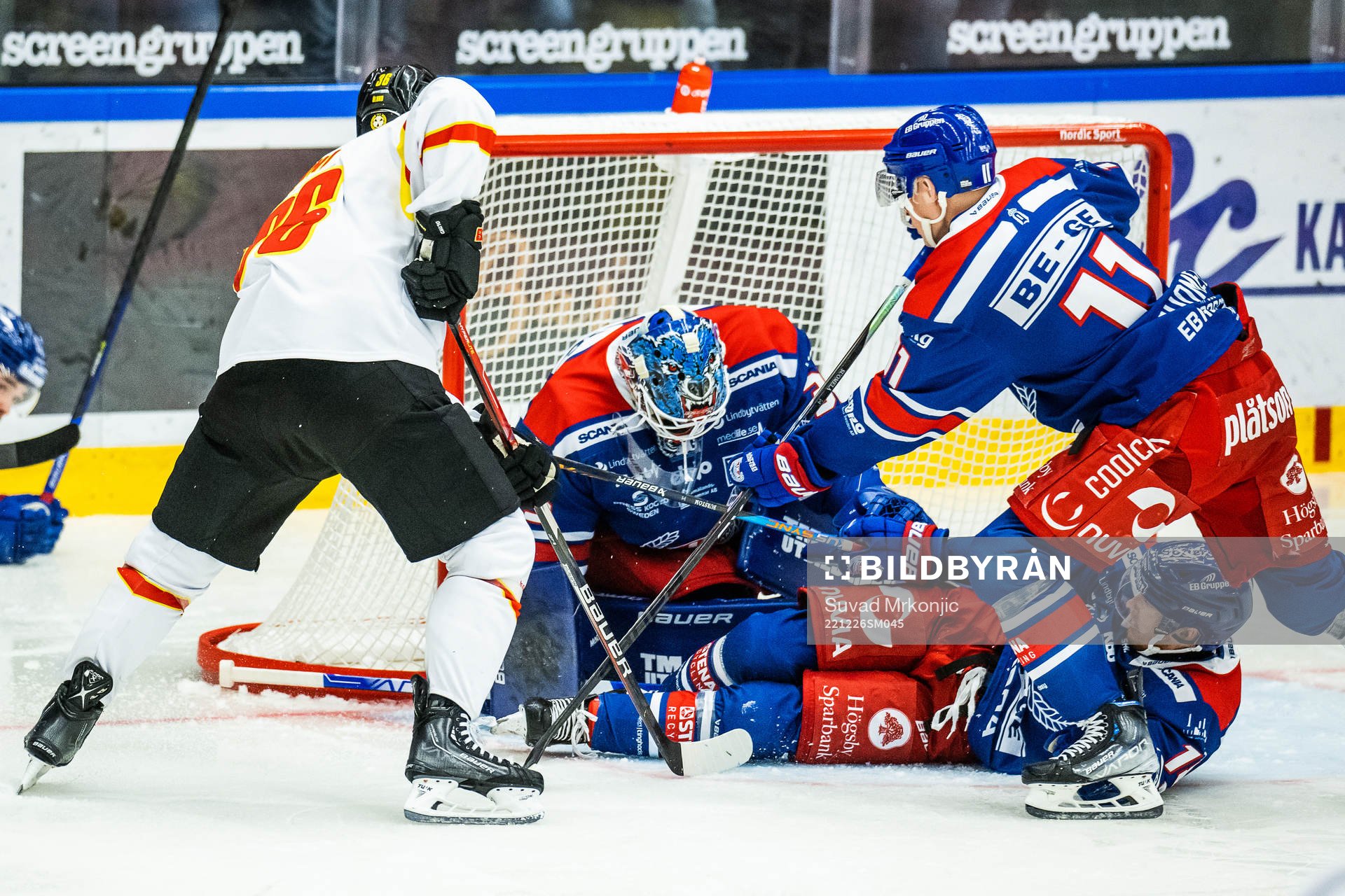 Brynäs Linus Ölund mot Oskarshamns målvakt Joe Cannata,