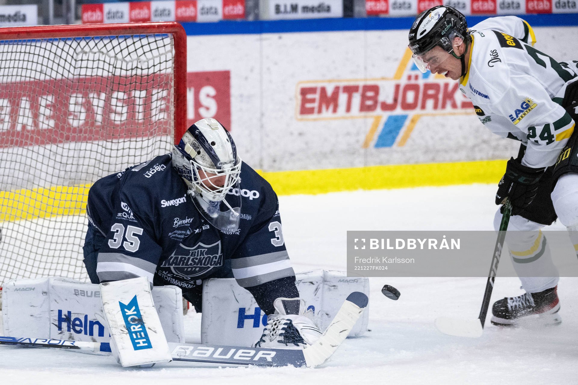 Karlskogas målvakt Lars Volden och Östersunds Casper