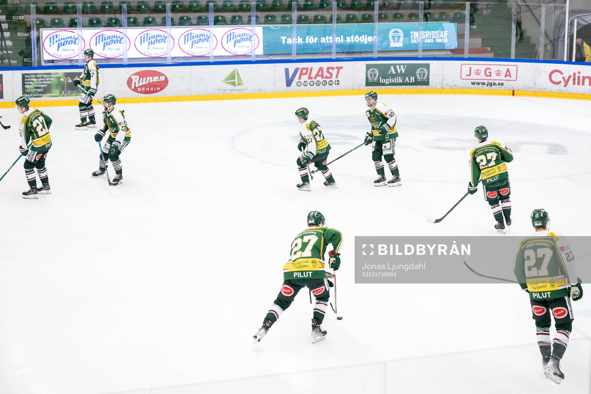 Tingsryds spelare värmer upp i hyllningströjor för Larry