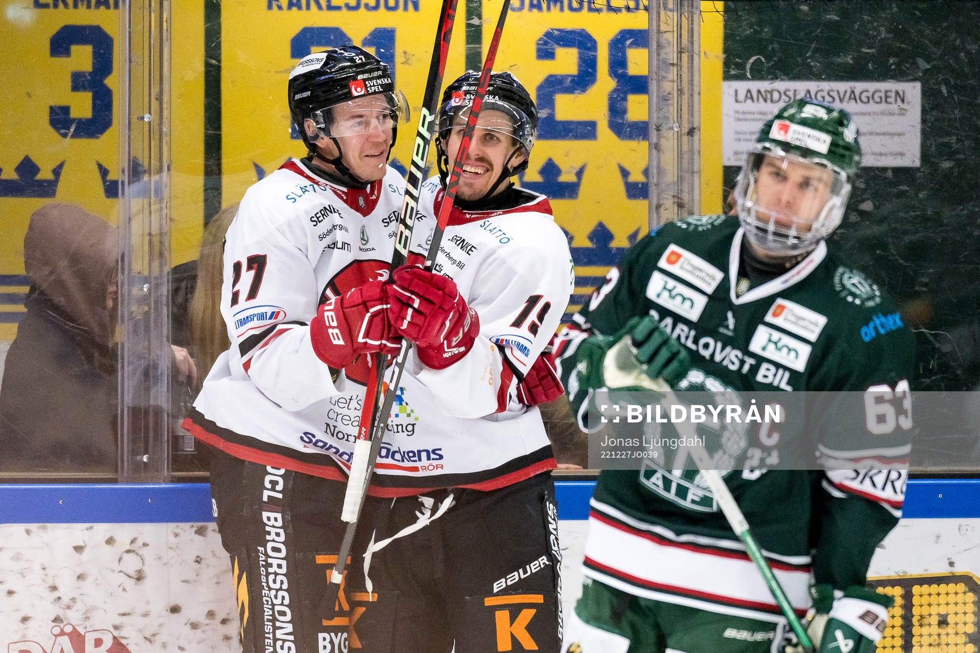 Vita Hästens Sebastian Benker och Jens Holmström jublar