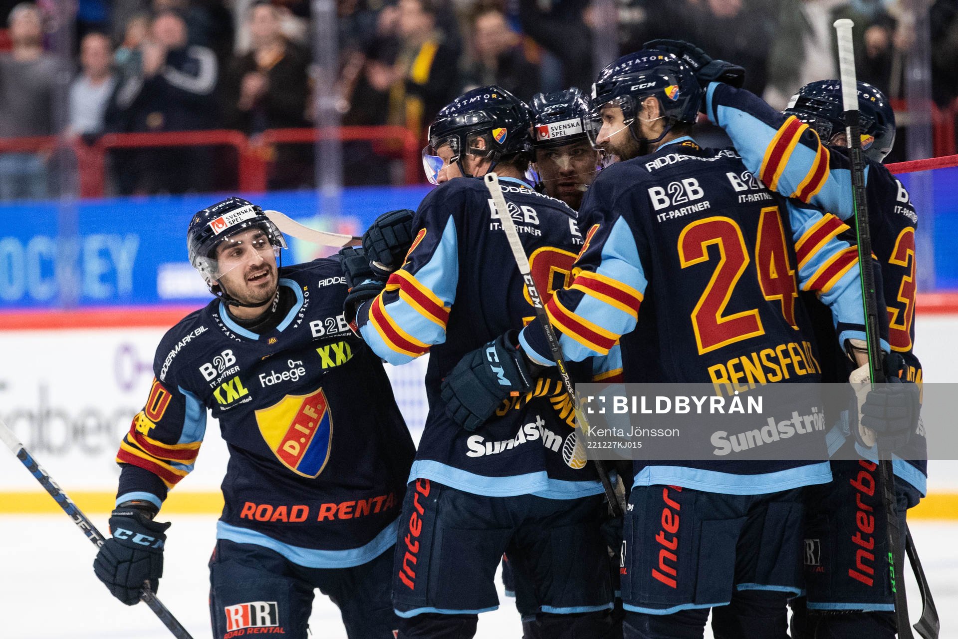 Djurgårdens Kevin Karlsson jublar med lagkamrater