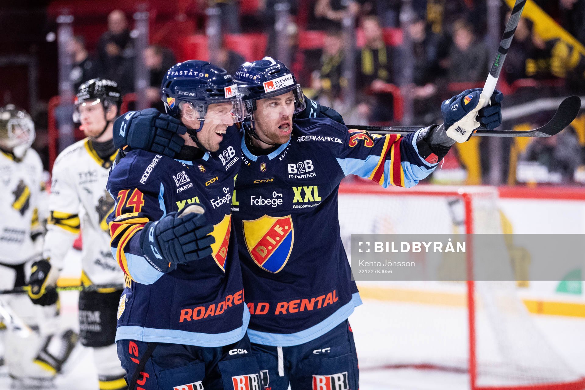 Djurgårdens Daniel Brodin jublar med Nicklas Danielsson