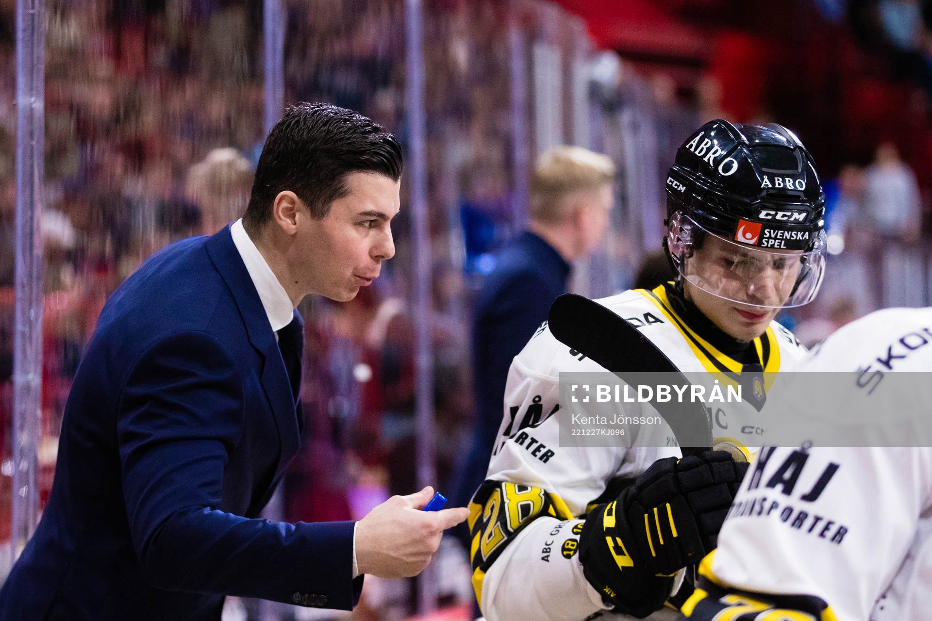 s assisterande tränare Martin Dendis och AIK:s Kelvin
