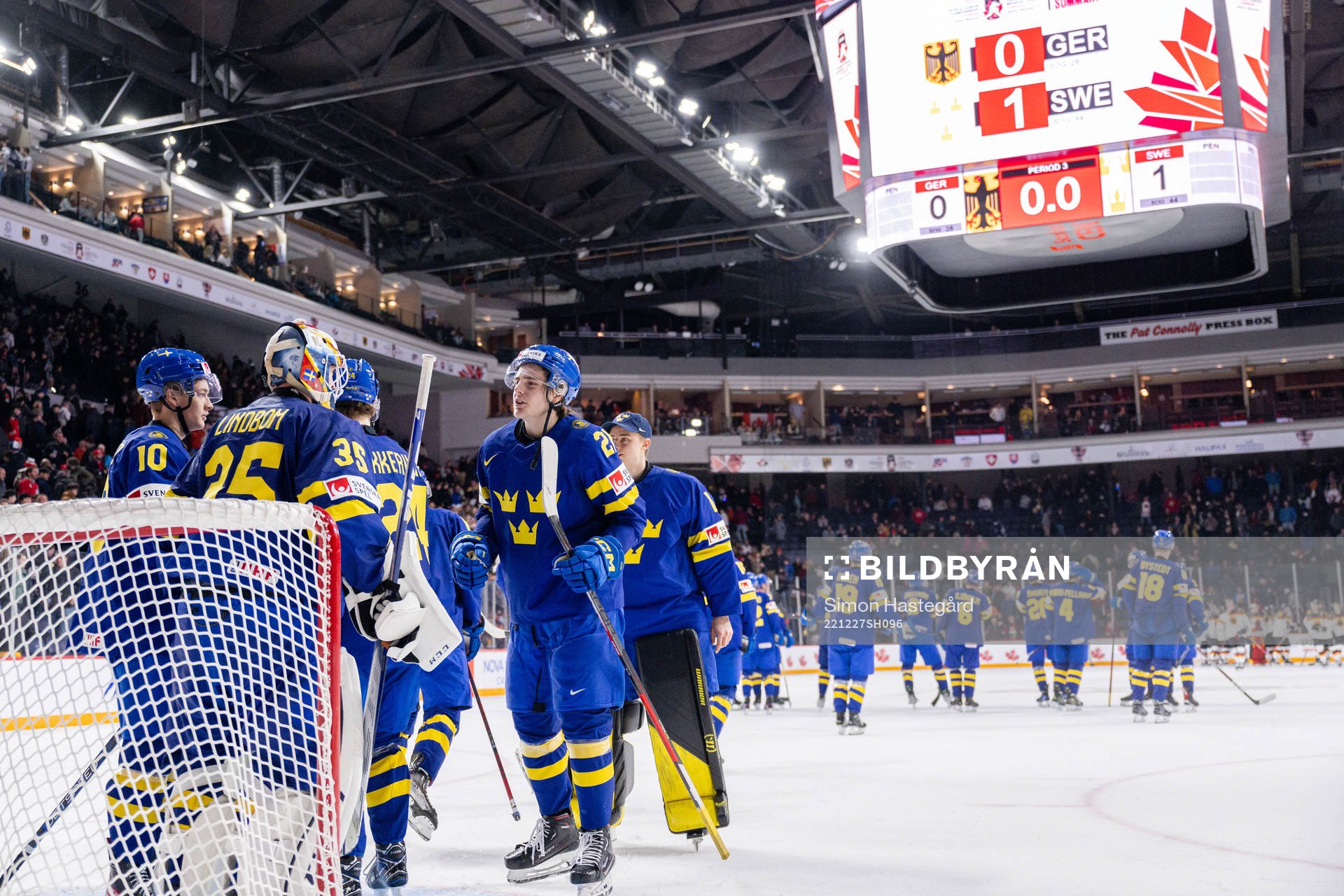 Leo Carlsson and goaltender Carl Lindbom of Sweden celebrate