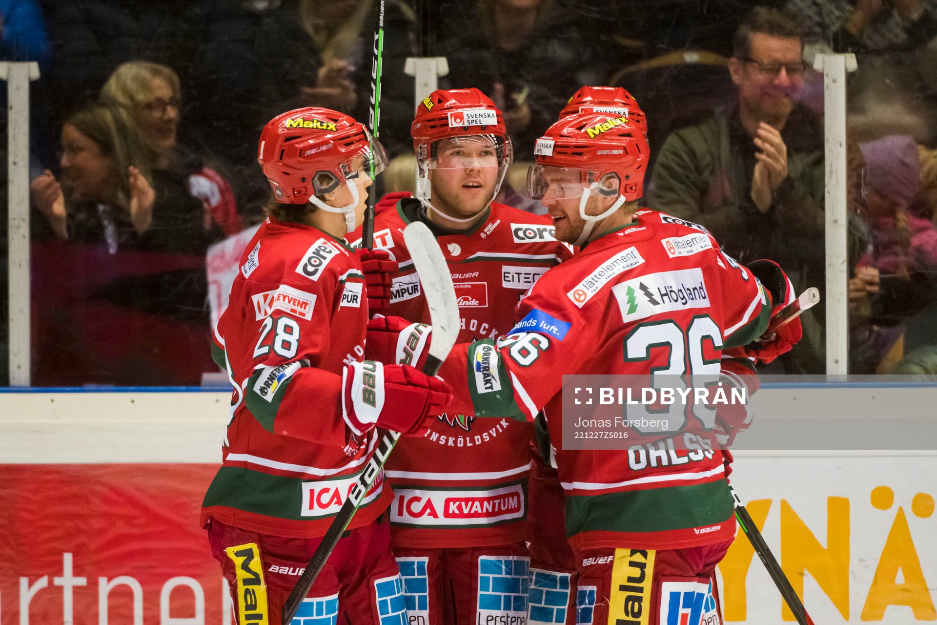 Modos Oscar Pettersson jublar ihop med Niklas Folin Theo