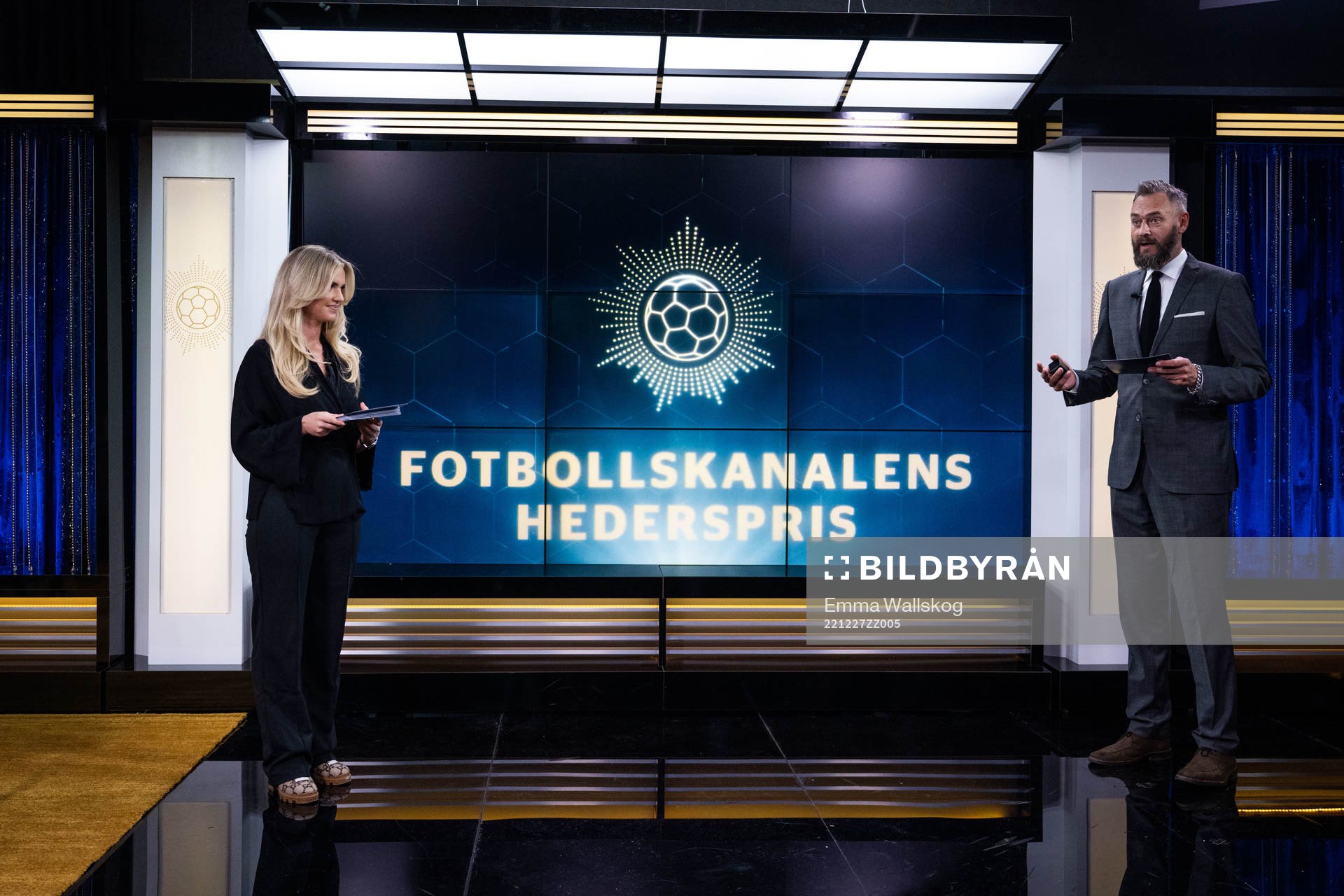 Programledare Linn Nordström och Fotbollskanalens Olof Lundh under Fotbollsåret 2022 den 27 december 2022 i Stockholm. 