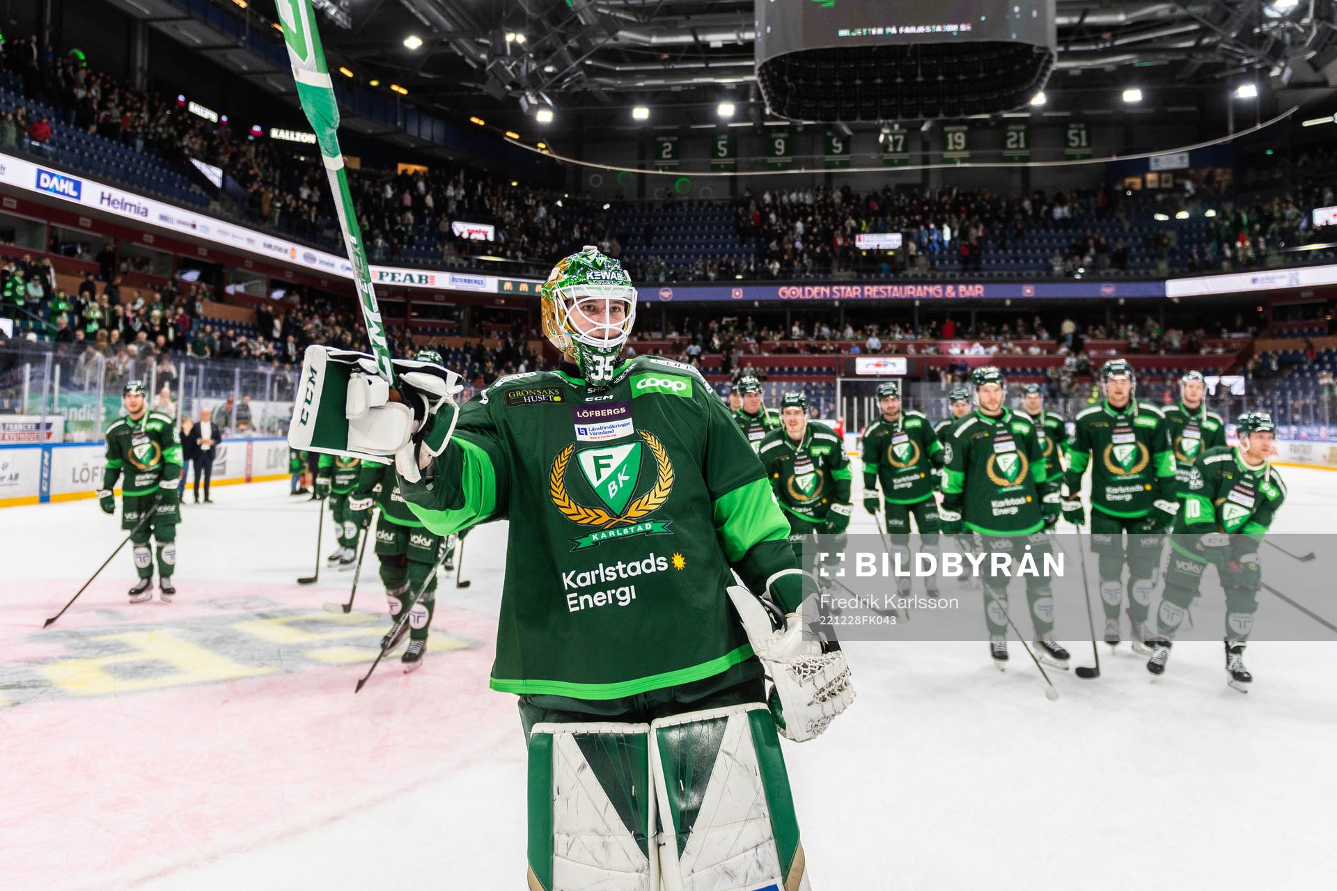 Färjestads målvakt Dennis Hildeby jublar med lagkamrater