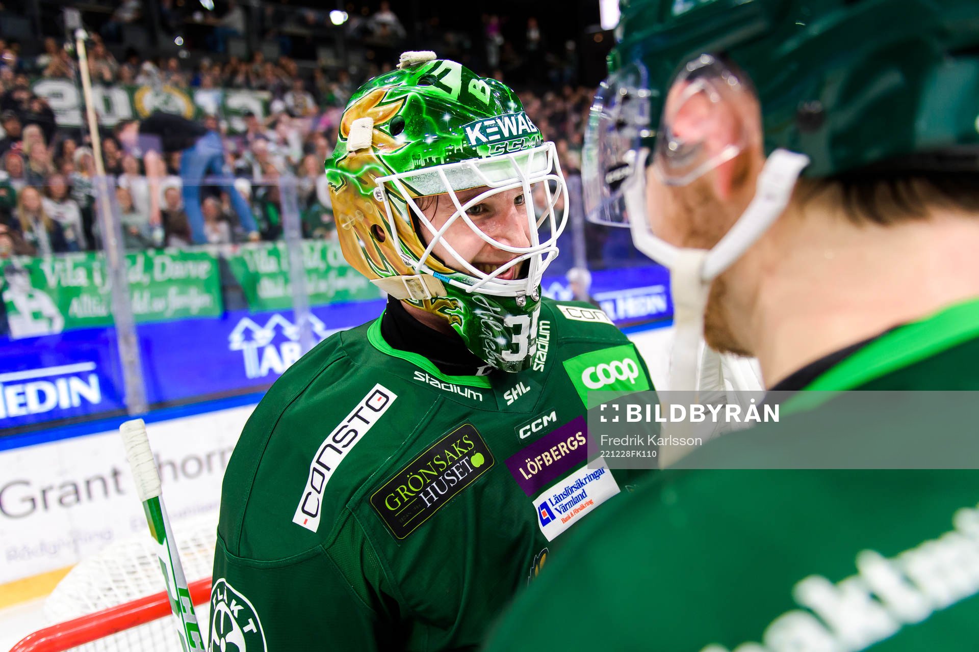 Färjestads målvakt Dennis Hildeby jublar med lagkamrater
