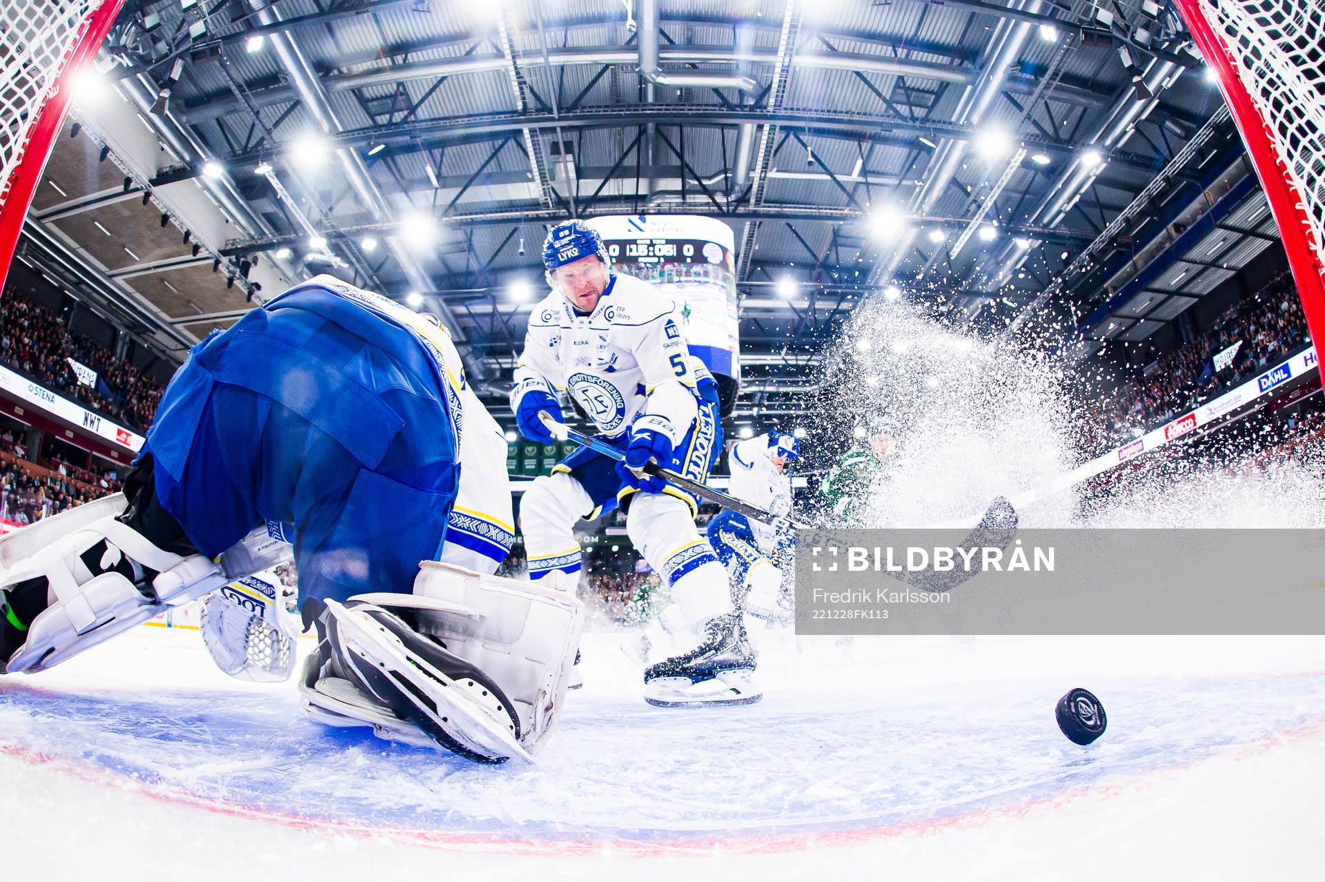 Leksands Jonas Ahnelöv stöter in Färjestads Joakim