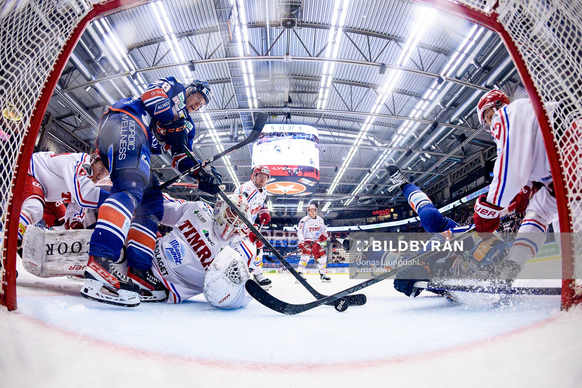 Växjös Hugo Gustafsson oroar vid Timrås målvakt Jacob