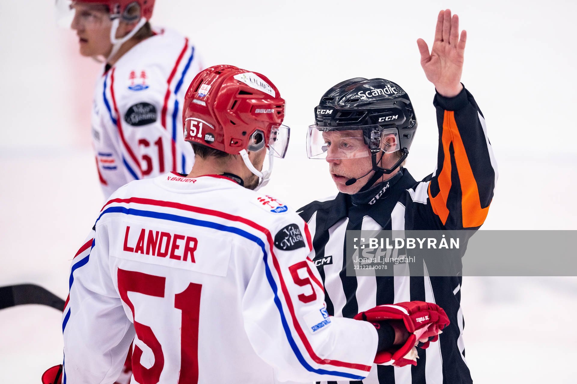 Timrås Anton Lander pratar med Domare Pehr Claesson