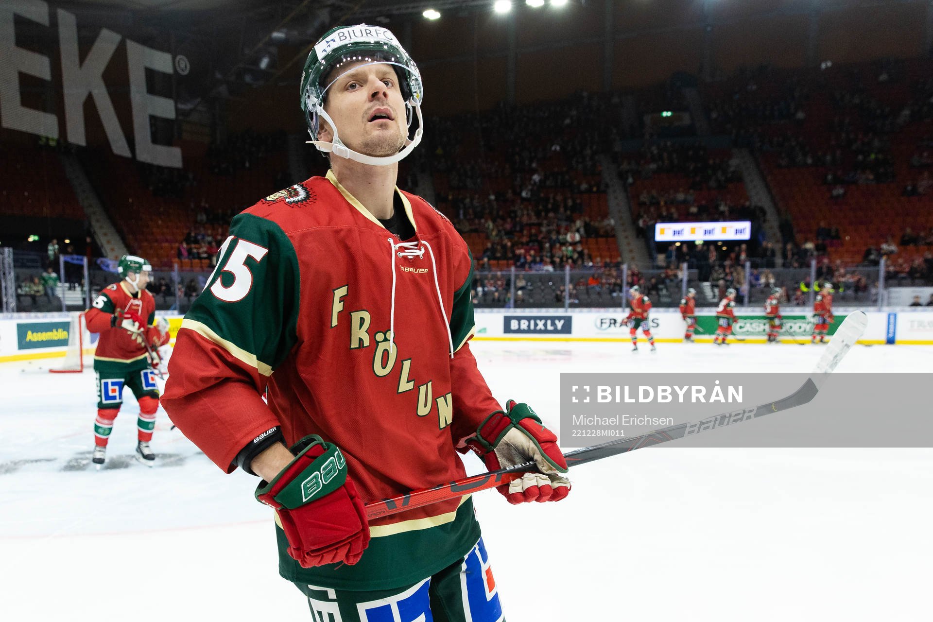 Frölundas Nicklas Lasu med en specialdesignad tröja