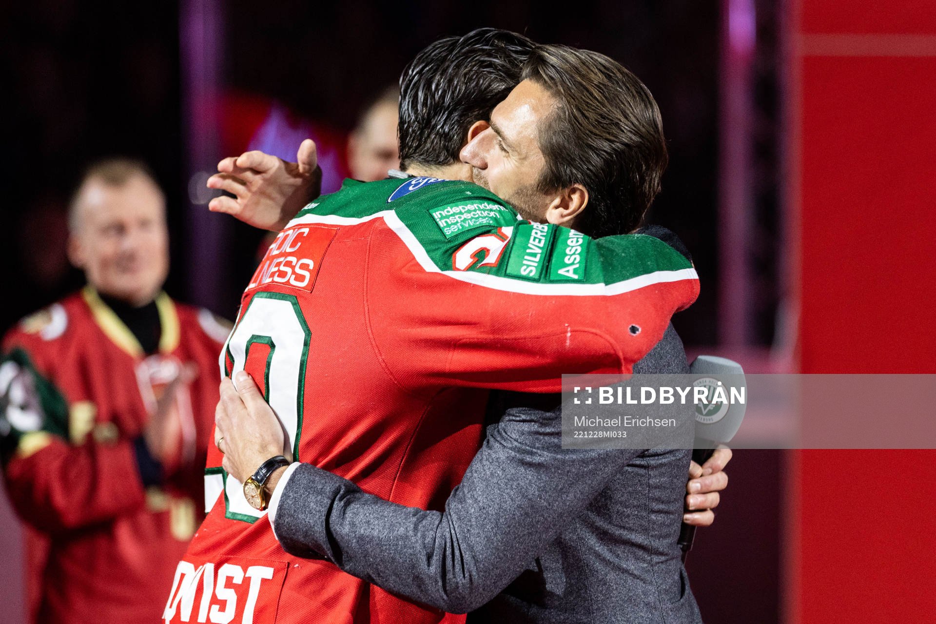 Joel Lundqvist och Henrik Lundqvist kramas