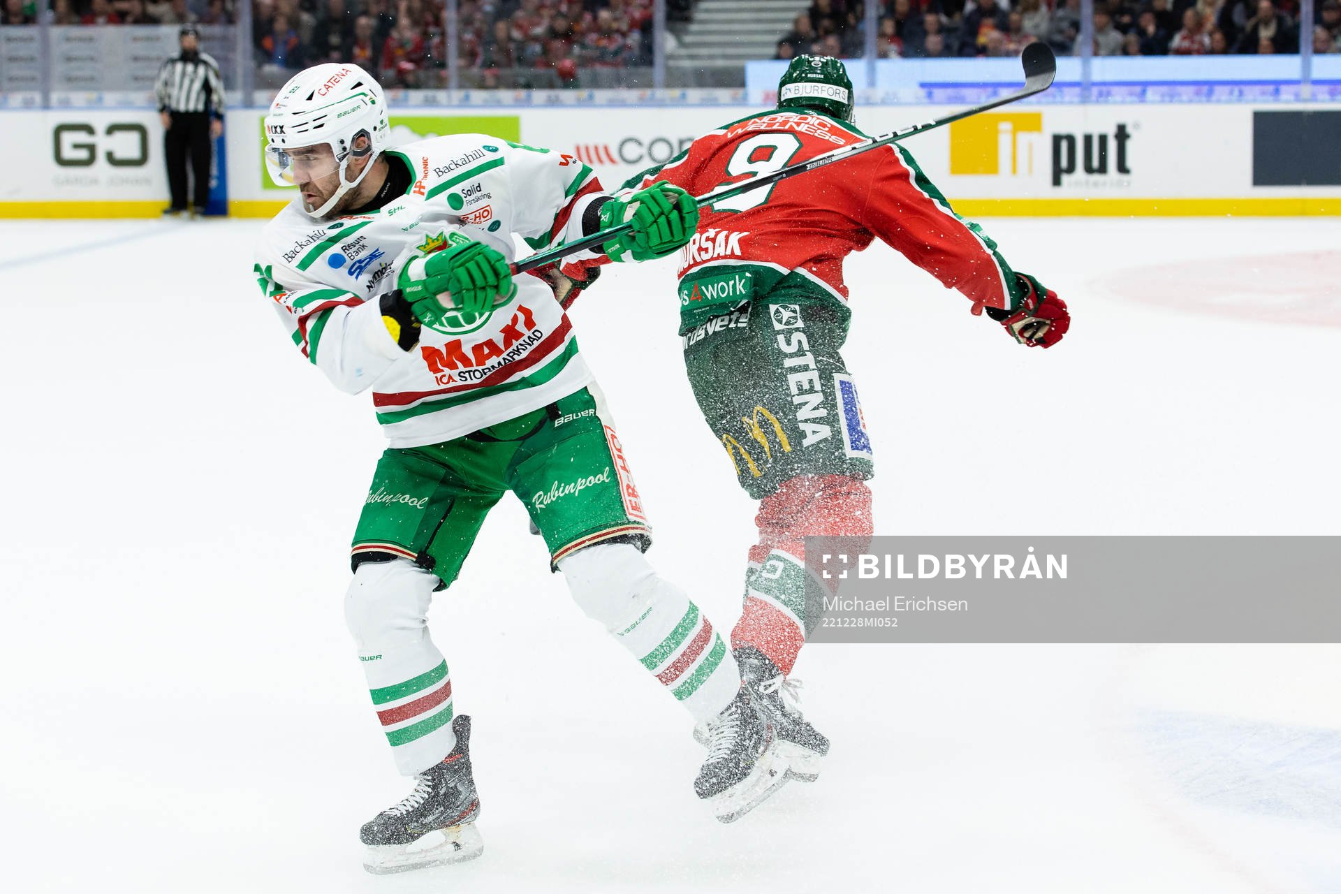 Frölundas Jan Mursak tar pucken av Rögles Ludvig Larsson