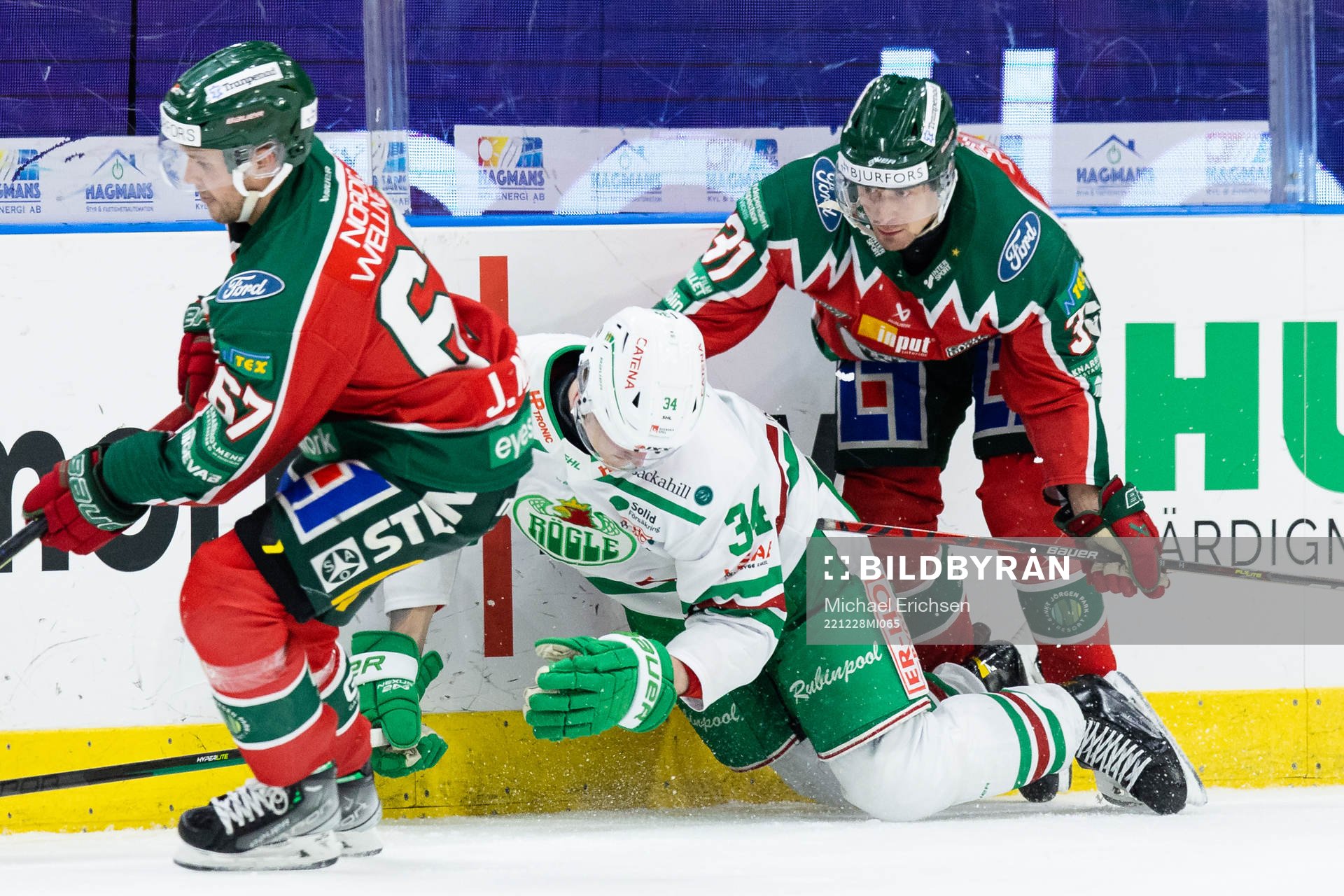 Rögles Adam Edström tacklas av Frölundas Nicklas Lasu