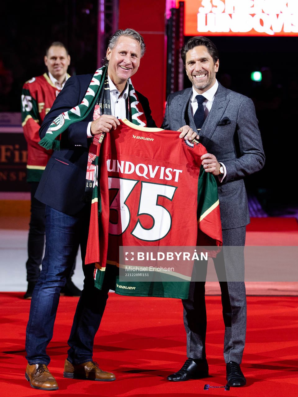 Frölundas vice ordförande Kurt Carlsson med en gåva till