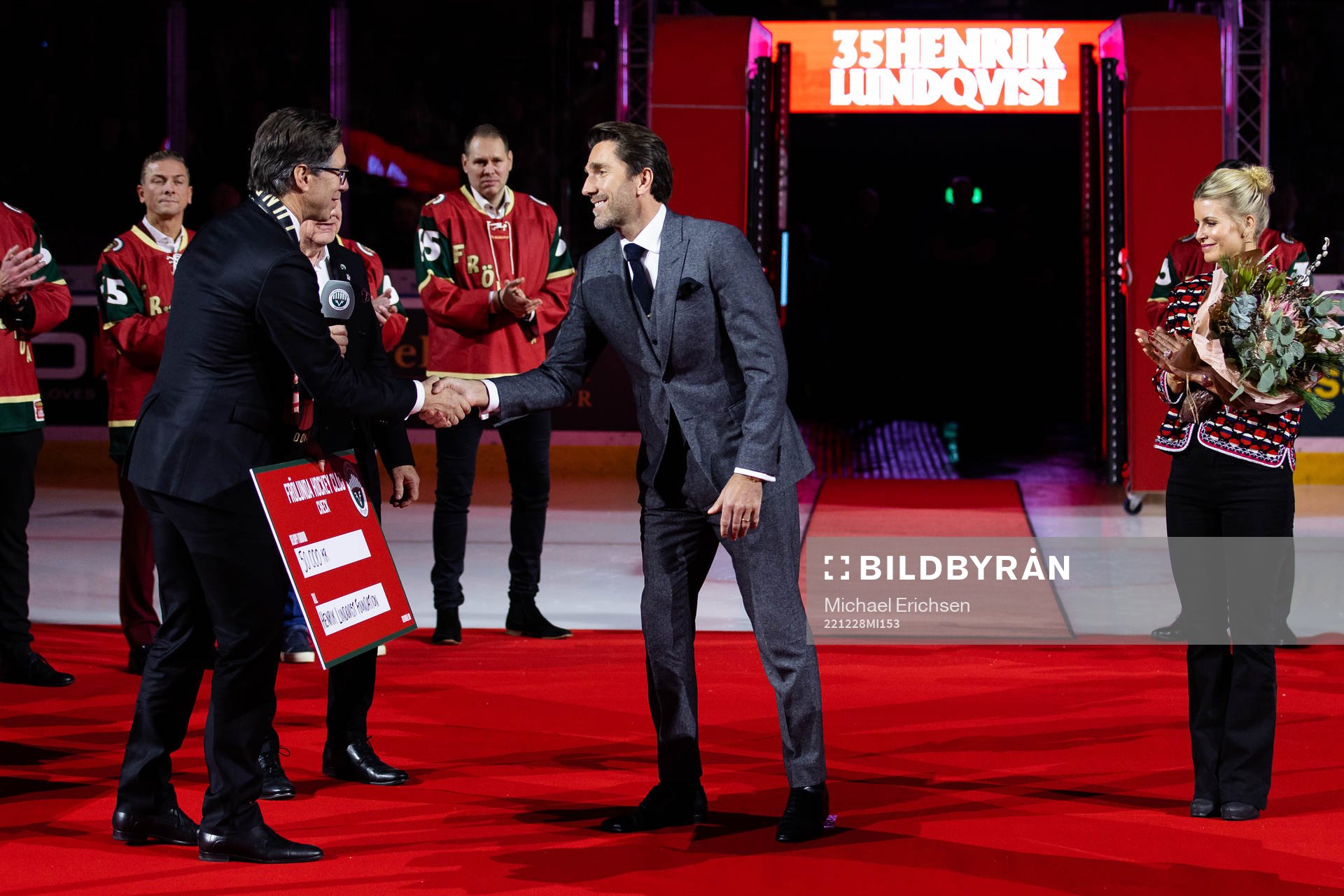 Frölundas klubbdirektör Christian Lechtaler räcker över
