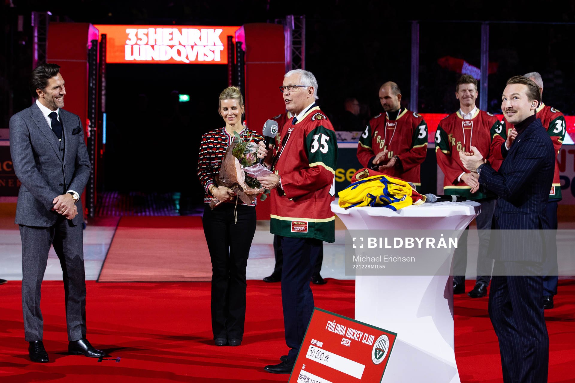 Conny Svensson håller ett tal till Henrik Lundqvist