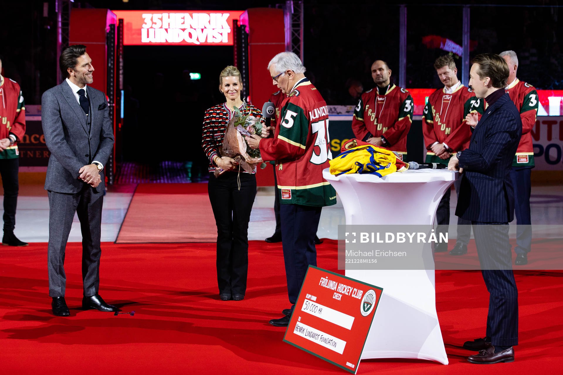 Conny Svensson håller ett tal till Henrik Lundqvist