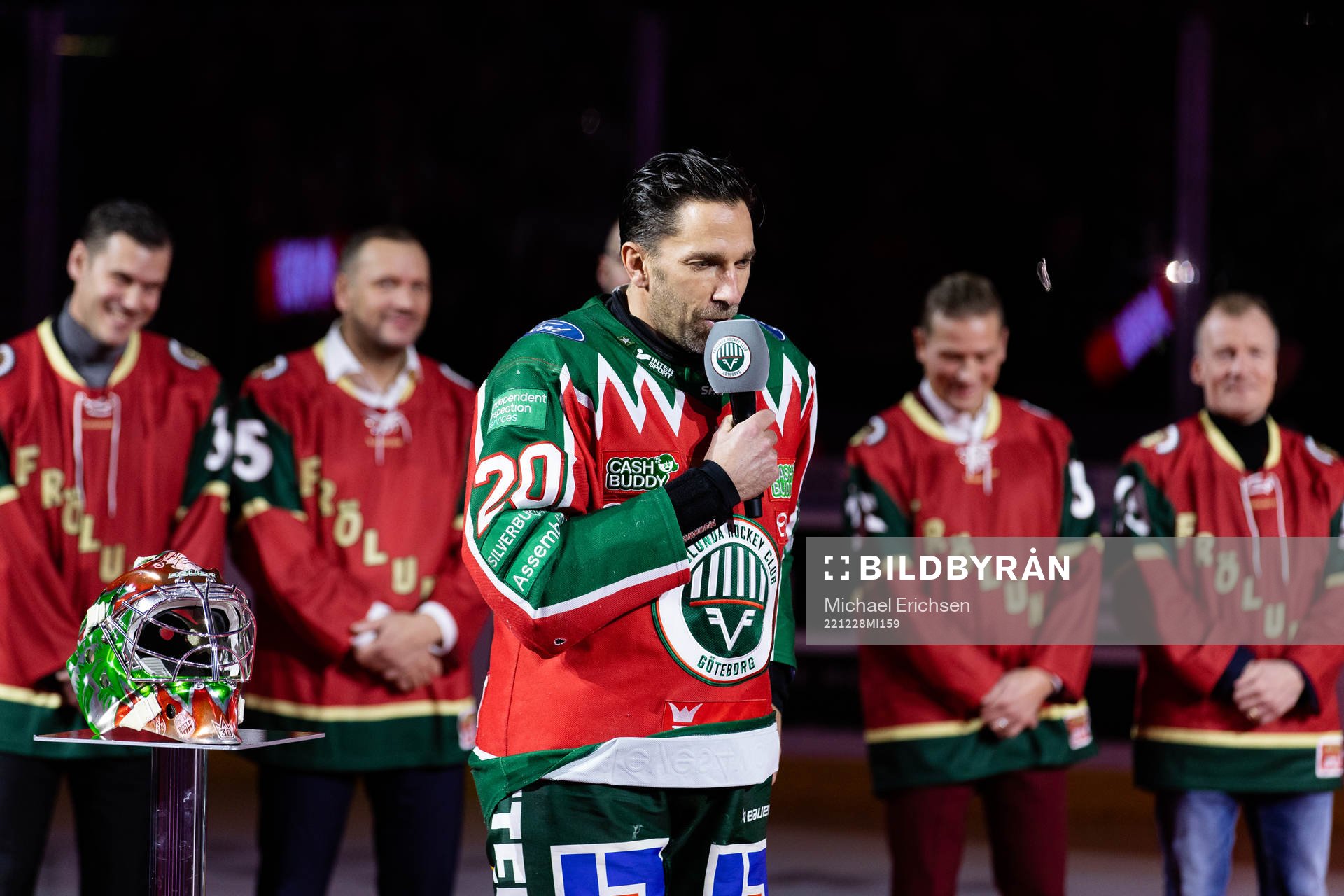 Frölundas lagkapten Joel Lundqvist håller ett tal till