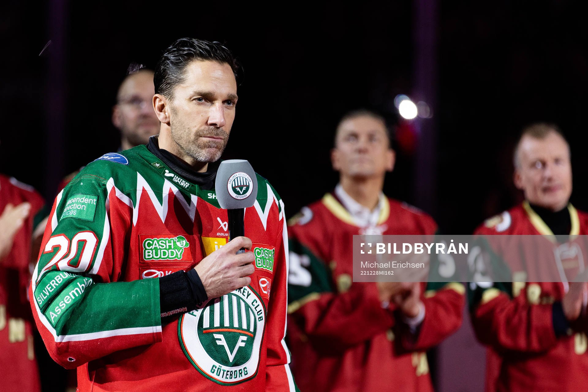 Frölundas lagkapten Joel Lundqvist håller ett tal till