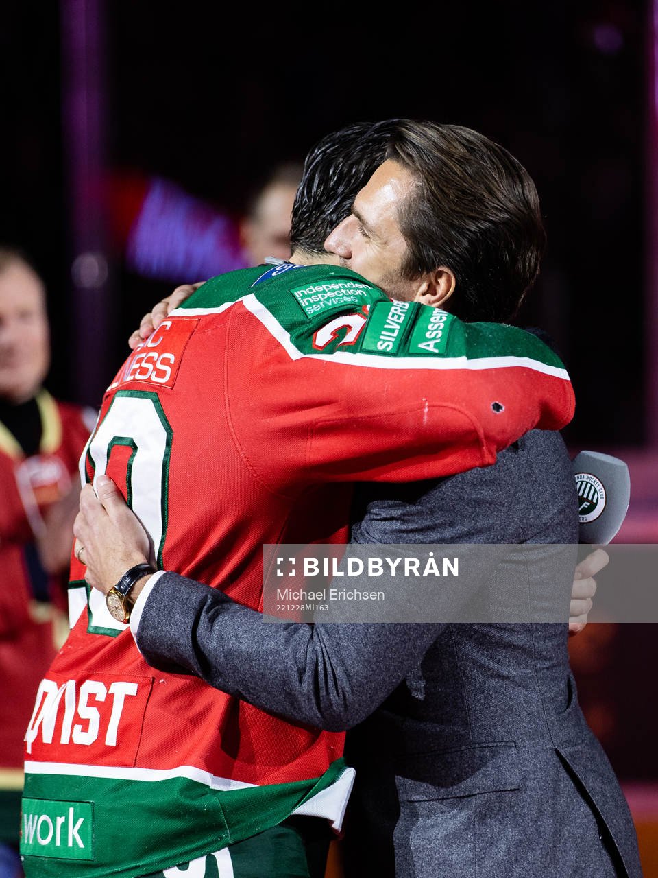 Frölundas lagkapten Joel Lundqvist kramar om sin broder