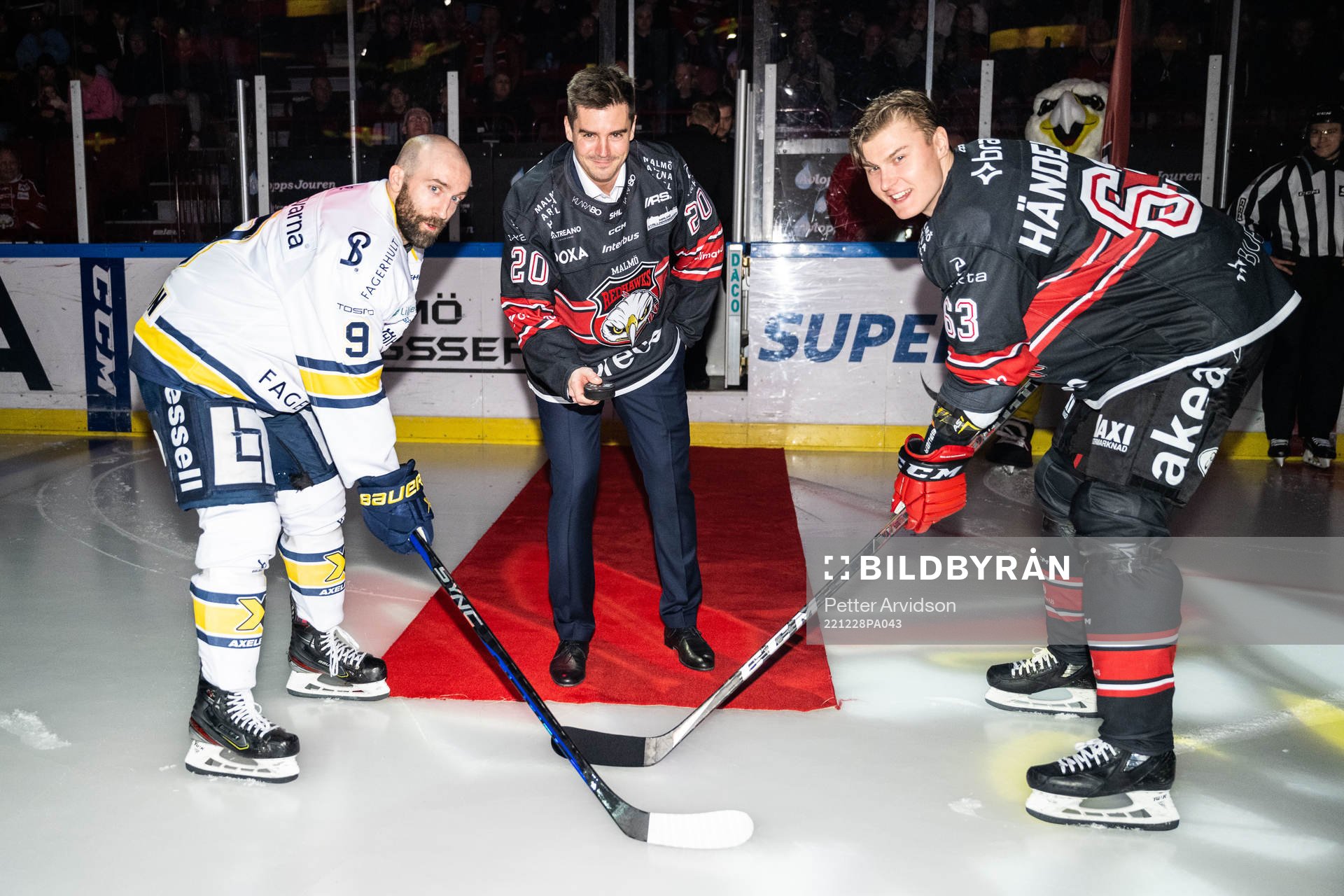 Henrik Hetta släpper pucken framför HV71s Taylor Matson