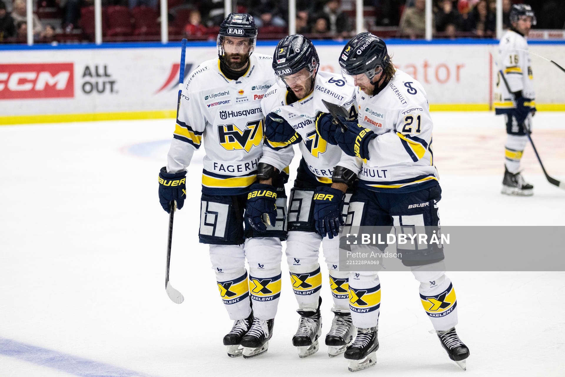 HV71s Niklas Hjalmarsson lämnar isen