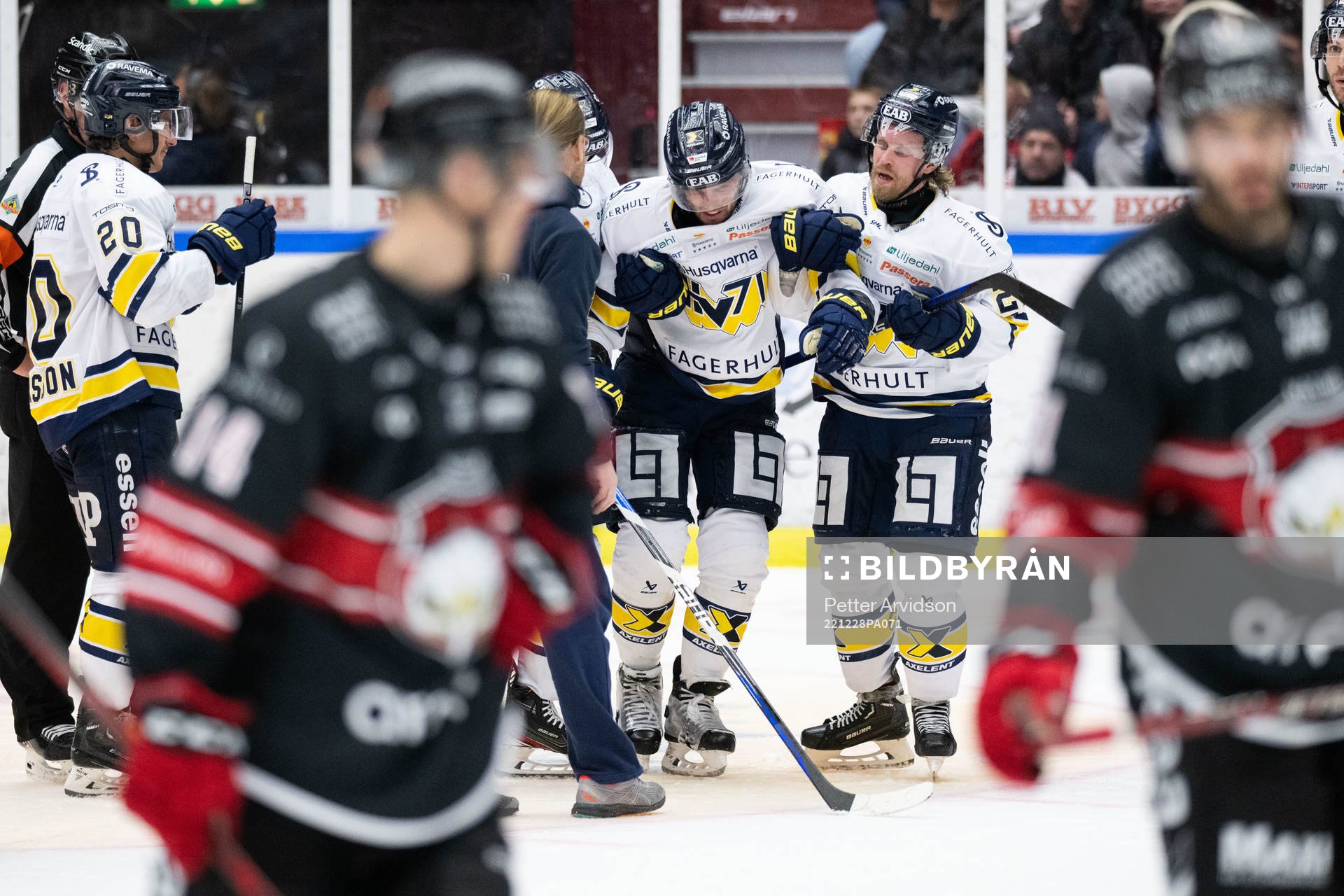 HV71s Niklas Hjalmarsson har ont och lämnar isen