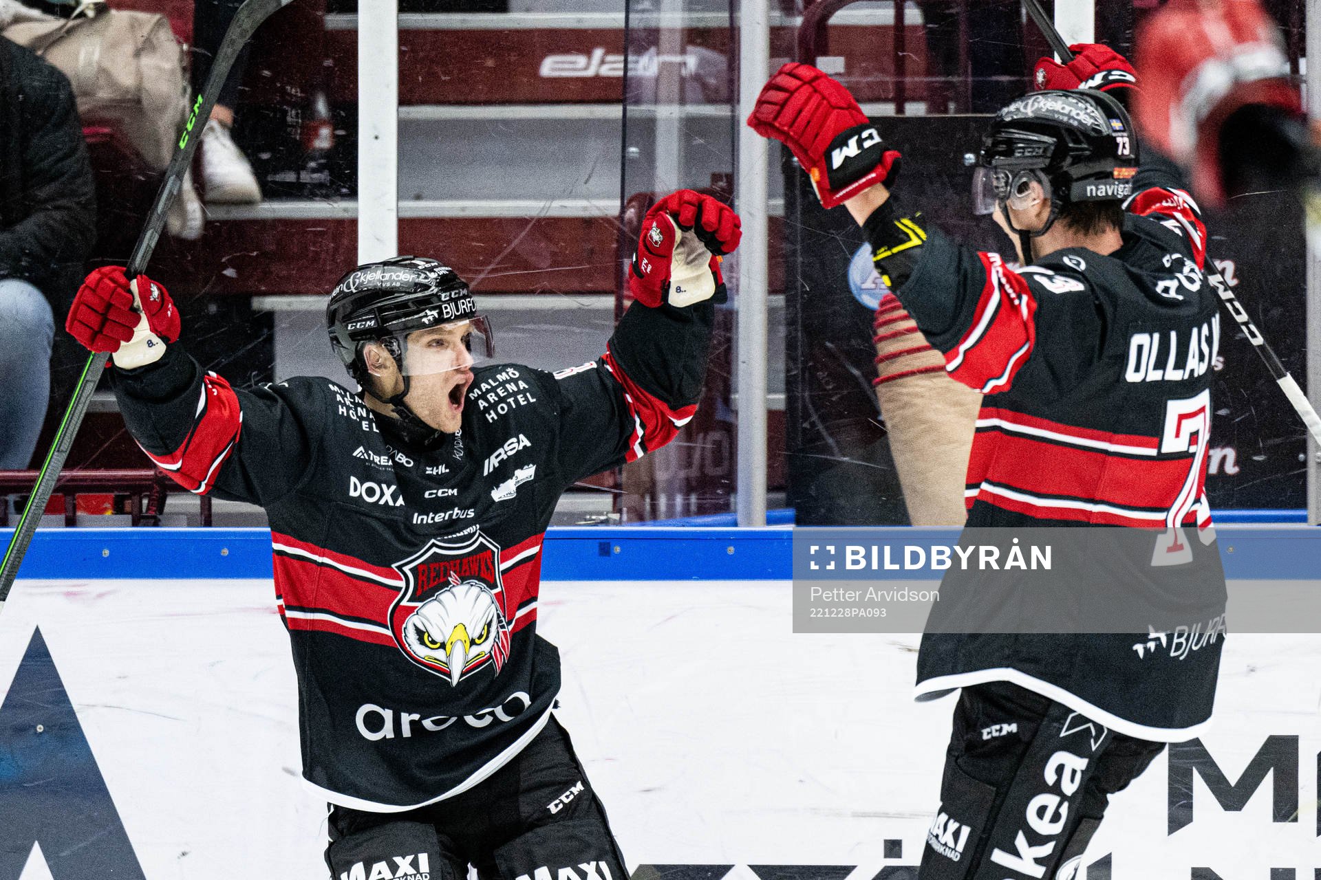 Malmö Redhawks Johan Olofsson jublar med Adam Ollas