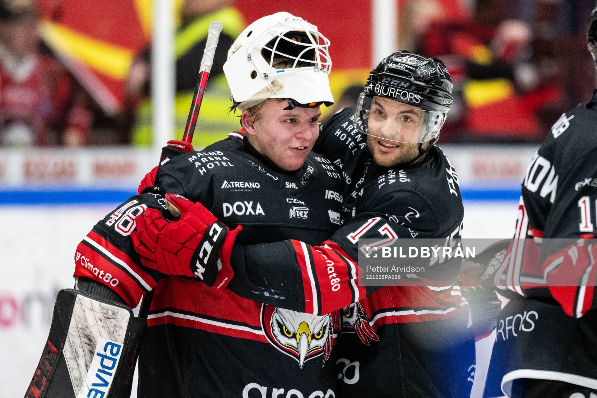Malmö Redhawks målvakt Oskar Blomgren jublar med Pathrik