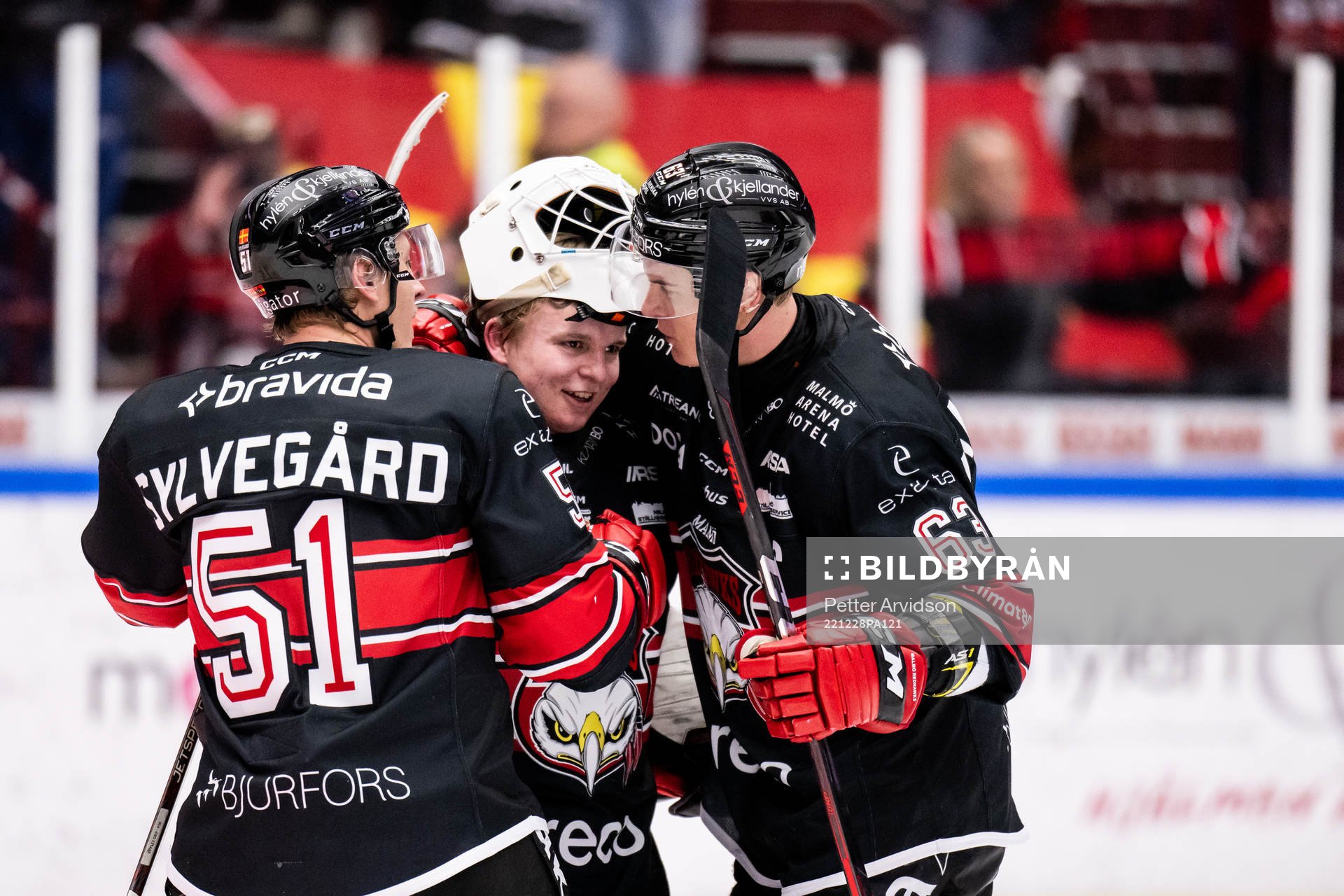 Malmö Redhawks målvakt Oskar Blomgren jublar med Emil