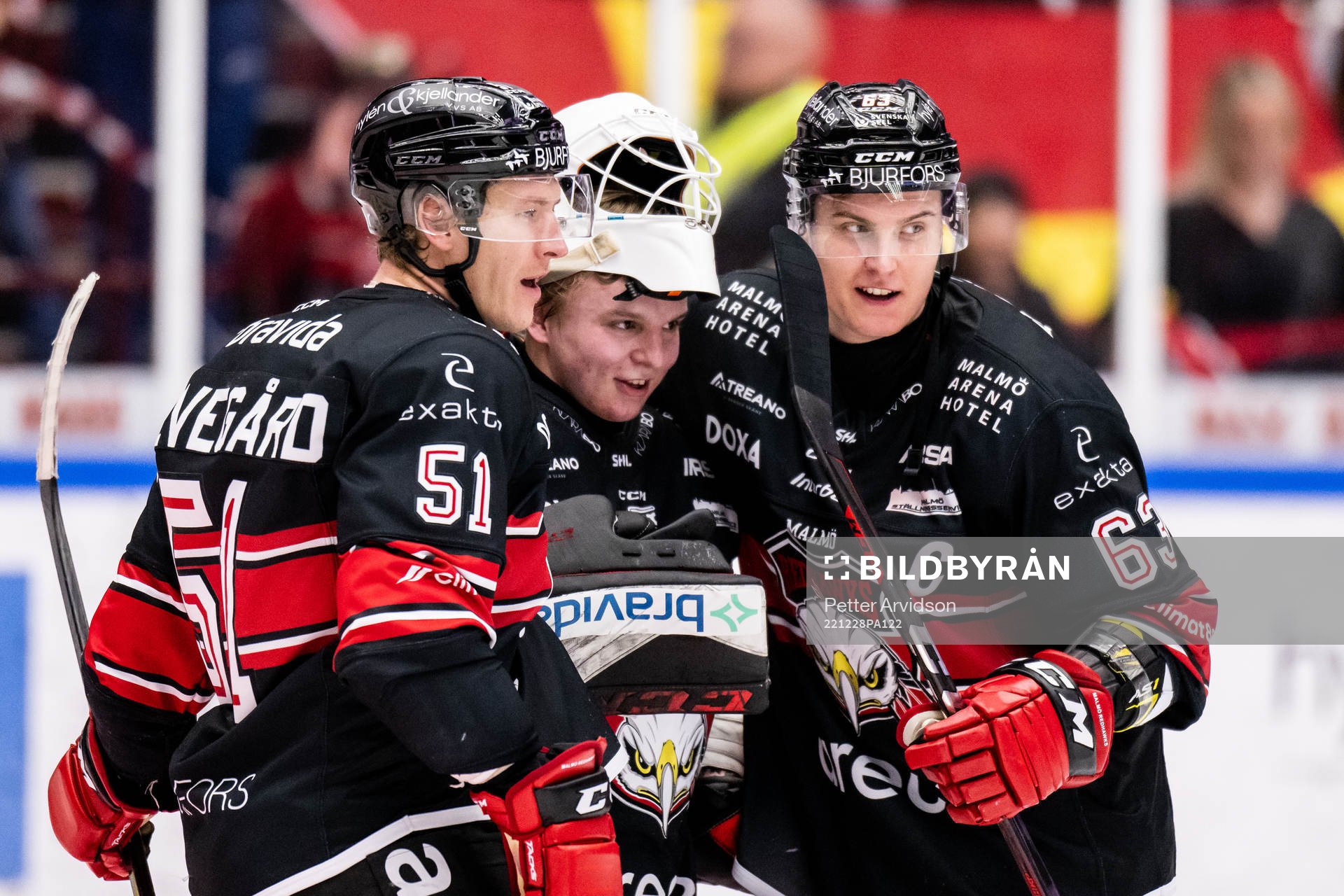Malmö Redhawks målvakt Oskar Blomgren jublar med Emil