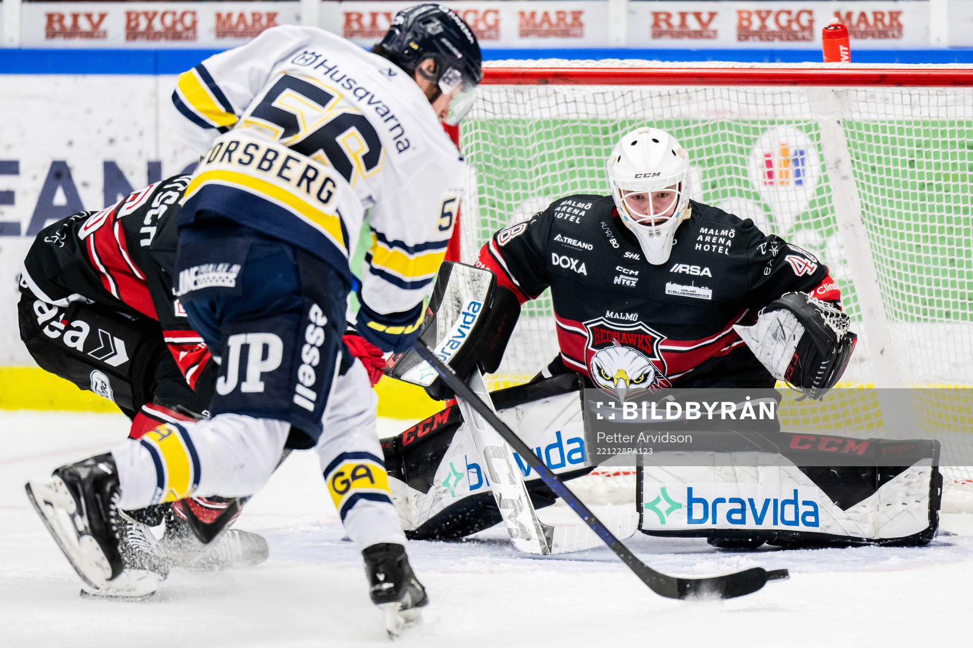Malmö Redhawks målvakt Oskar Blomgren mot HV71s Fredrik